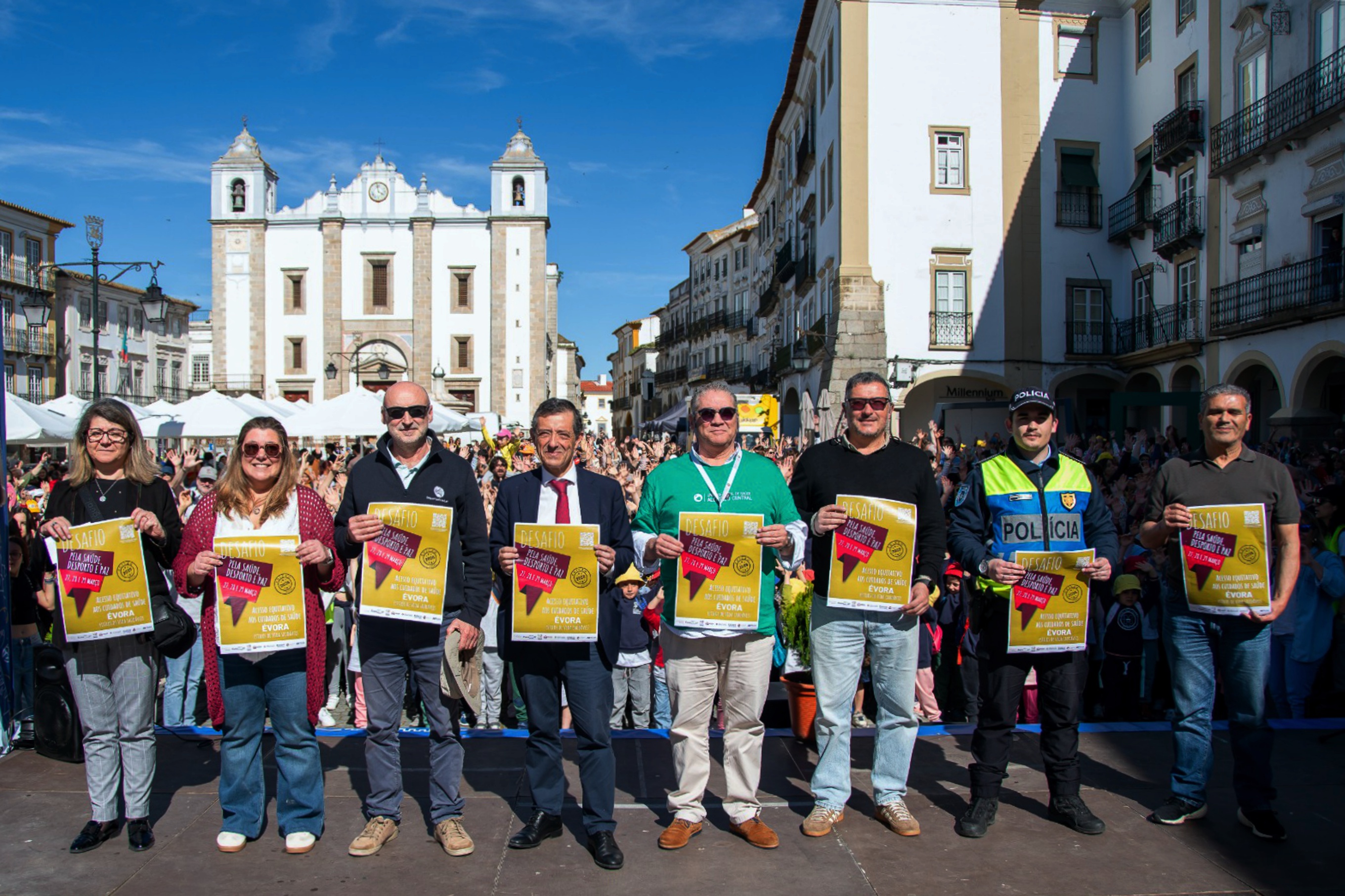Representantes das entidades organizadoras do Desafio pela Saúde, em palco, na Praça do Giraldo, na Cerimónia de Abertura do Desafio pela Saúde.