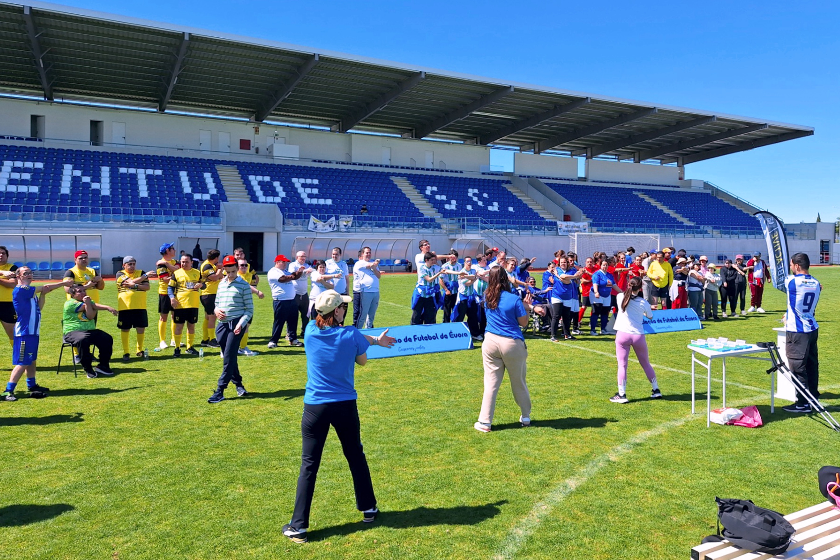 Sessão de aquecimento com os participantes das atividades lúdico-desportivas do IPDJ, no Estádio do Juventude Sport Clube.