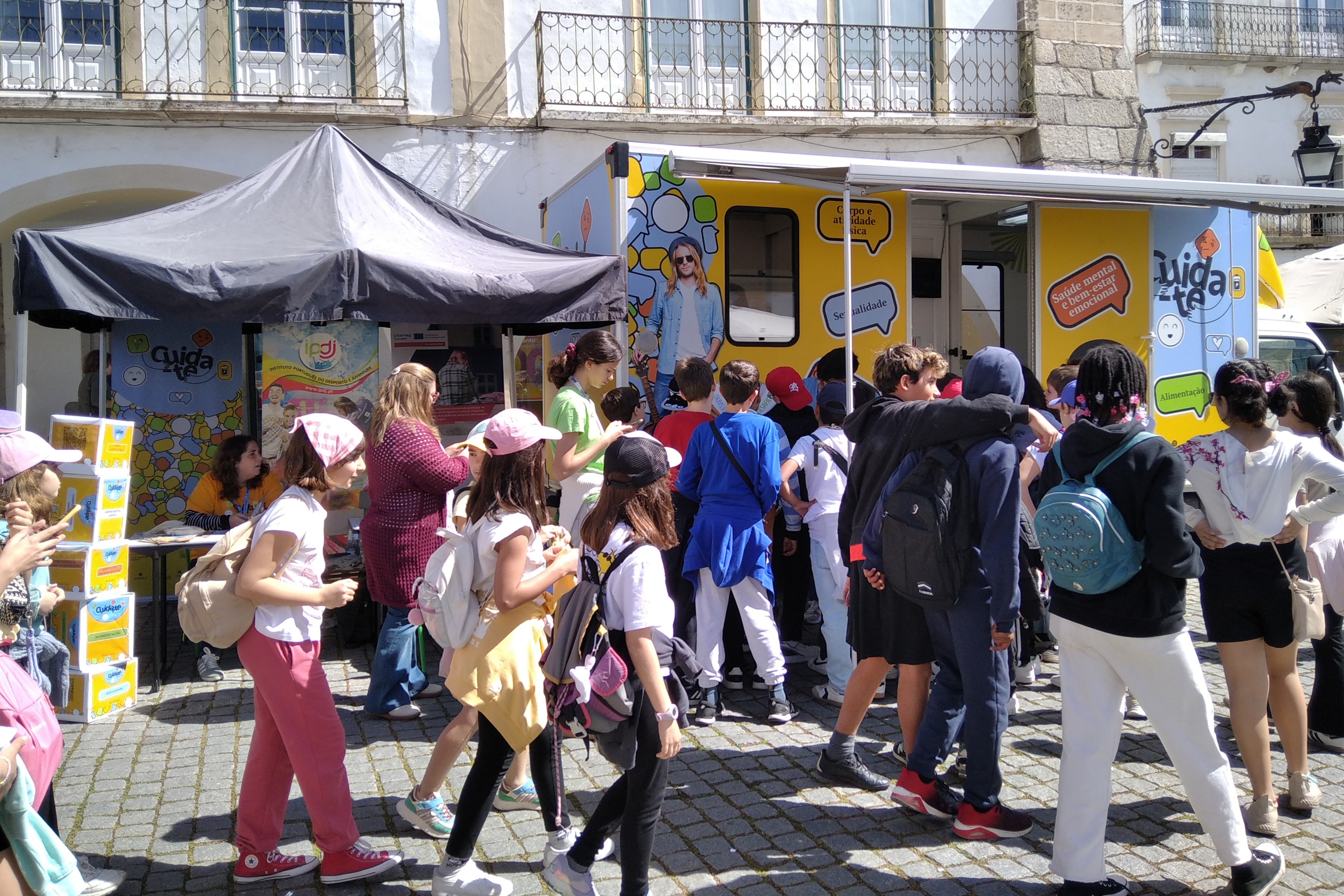 Atividades de divulgação do Programa Cuida-te, com a Unidade Móvel Cuida-te, na Praça do Giraldo.