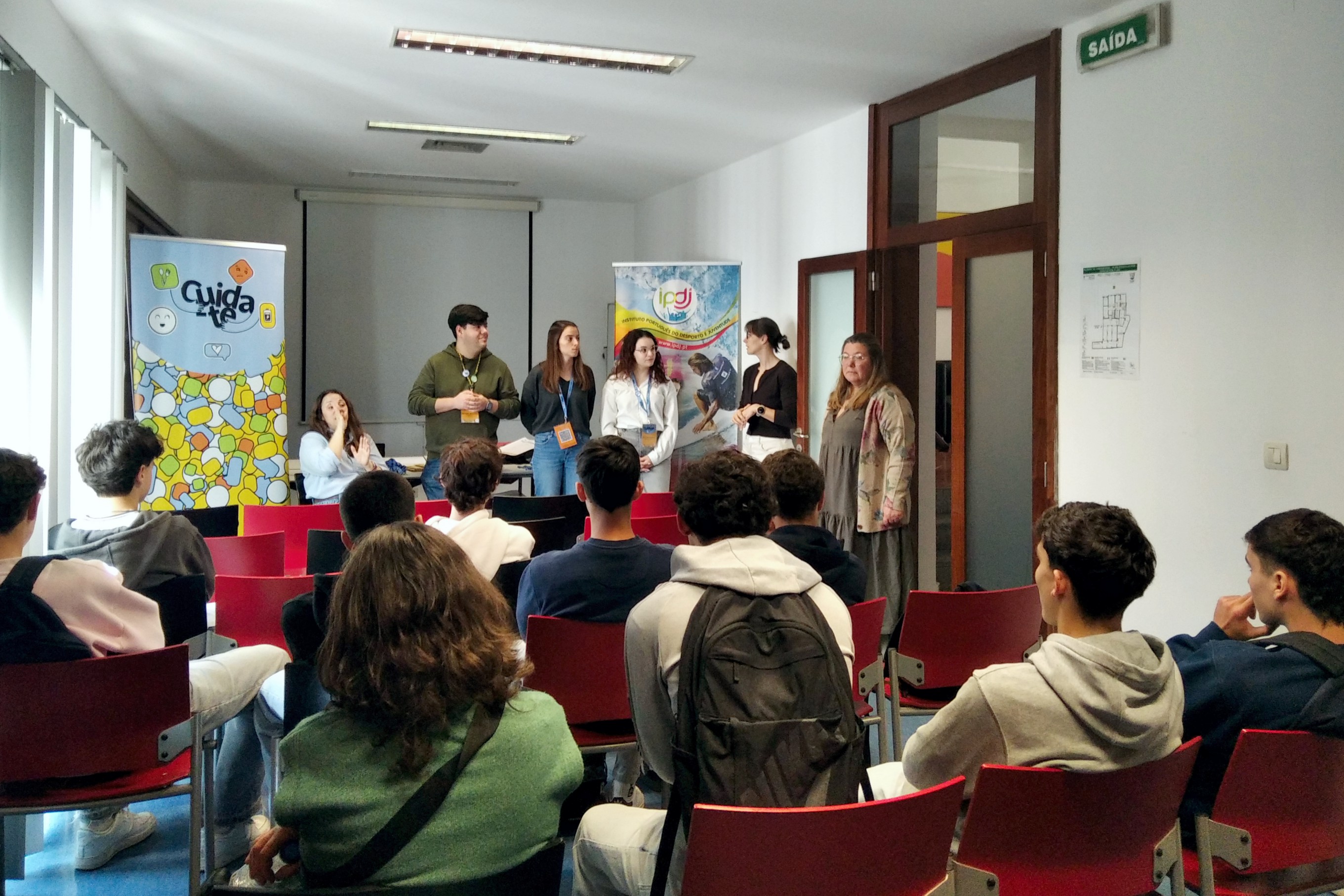 Jovens em sala na apresentação do programa Cuida-te, dinamizada pelos profissionais de saúde deste programa.