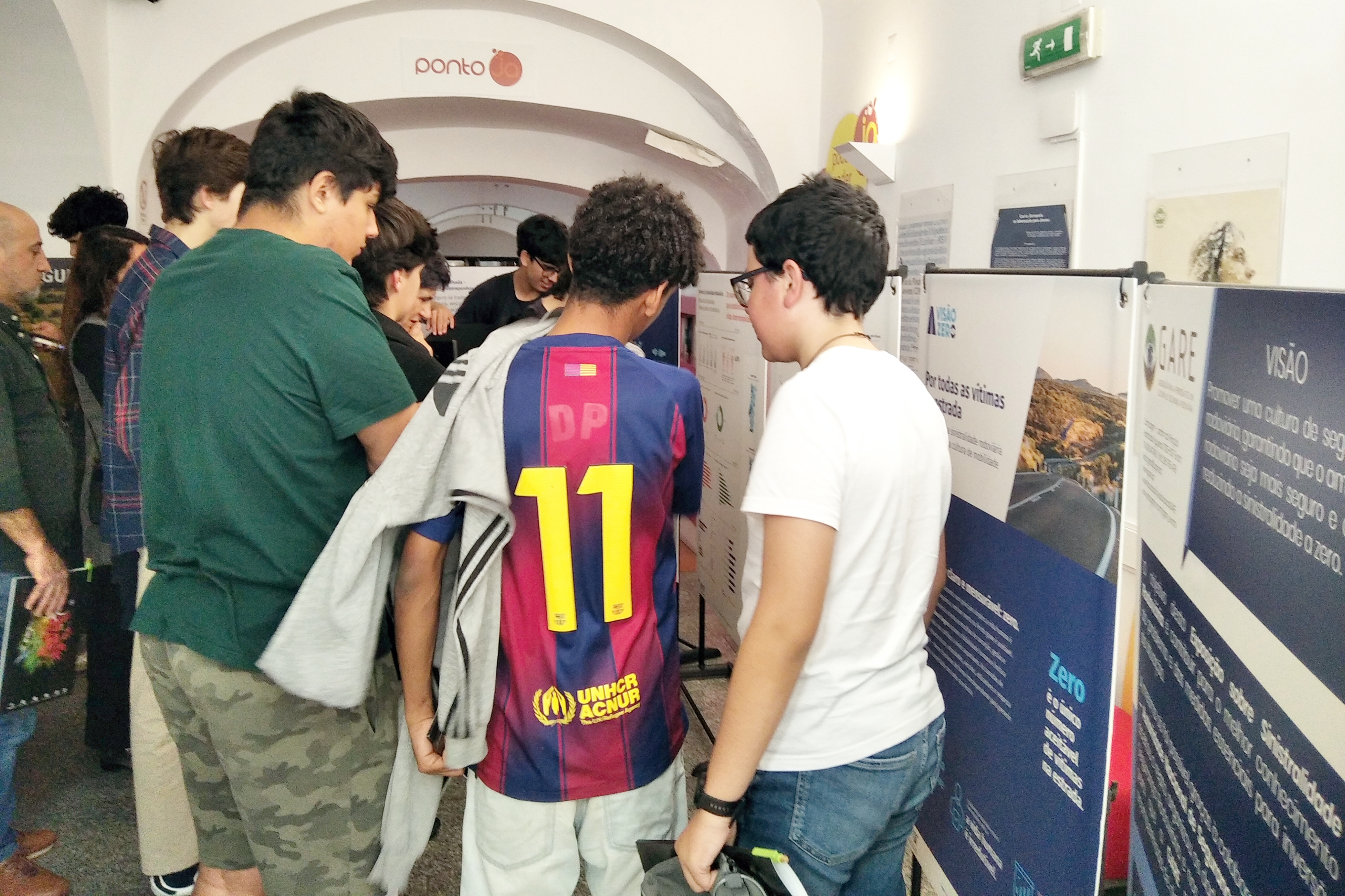 Jovens na Loja Ponto JA na visita à exposição sobre sinistralidade rodoviária.