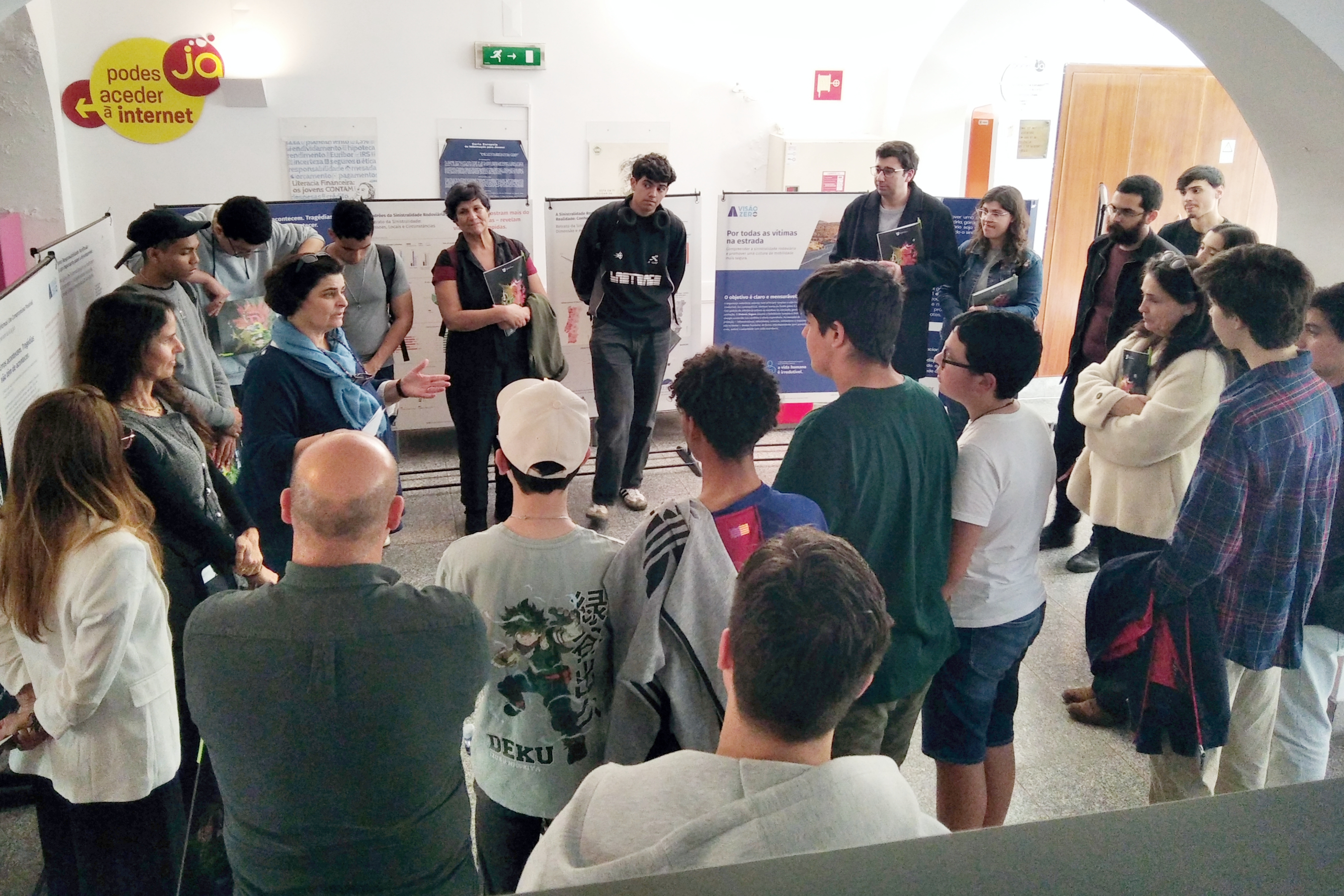 Jovens, professores e representantes da Autoridade Nacional de Segurança Rodoviária, da Associação GARE, da Federação Regional das Associações Juvenis do Alentejo (FRAJAL), da Câmara Municipal de Évora, na sessão de apresentação da exposição sobre sinistralidade rodoviária e preparação para o debate «Os Jovens e a Prevenção Rodoviária», ação dinamizada pela técnica do IPDJ de Évora, Gabriela Segurado.