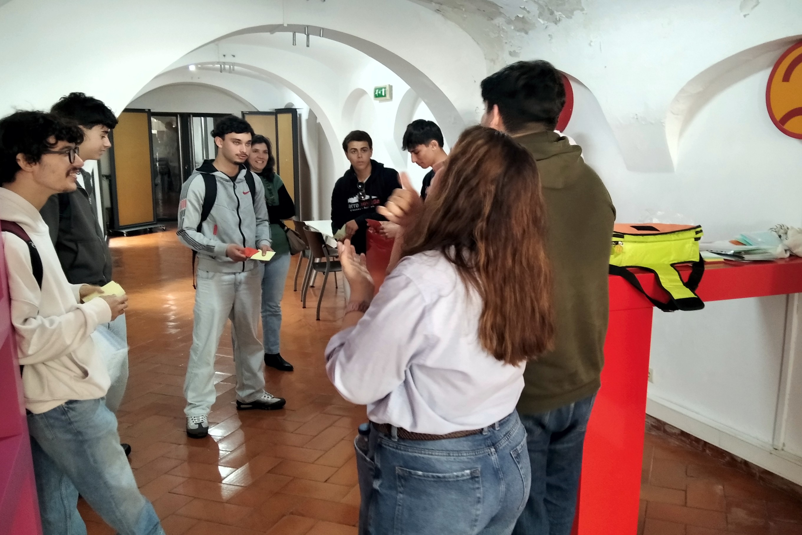 Jovens na atividade sobre sexualidade, no âmbito do Programa Cuida-te, realizada na Loja Ponto JA de Évora.