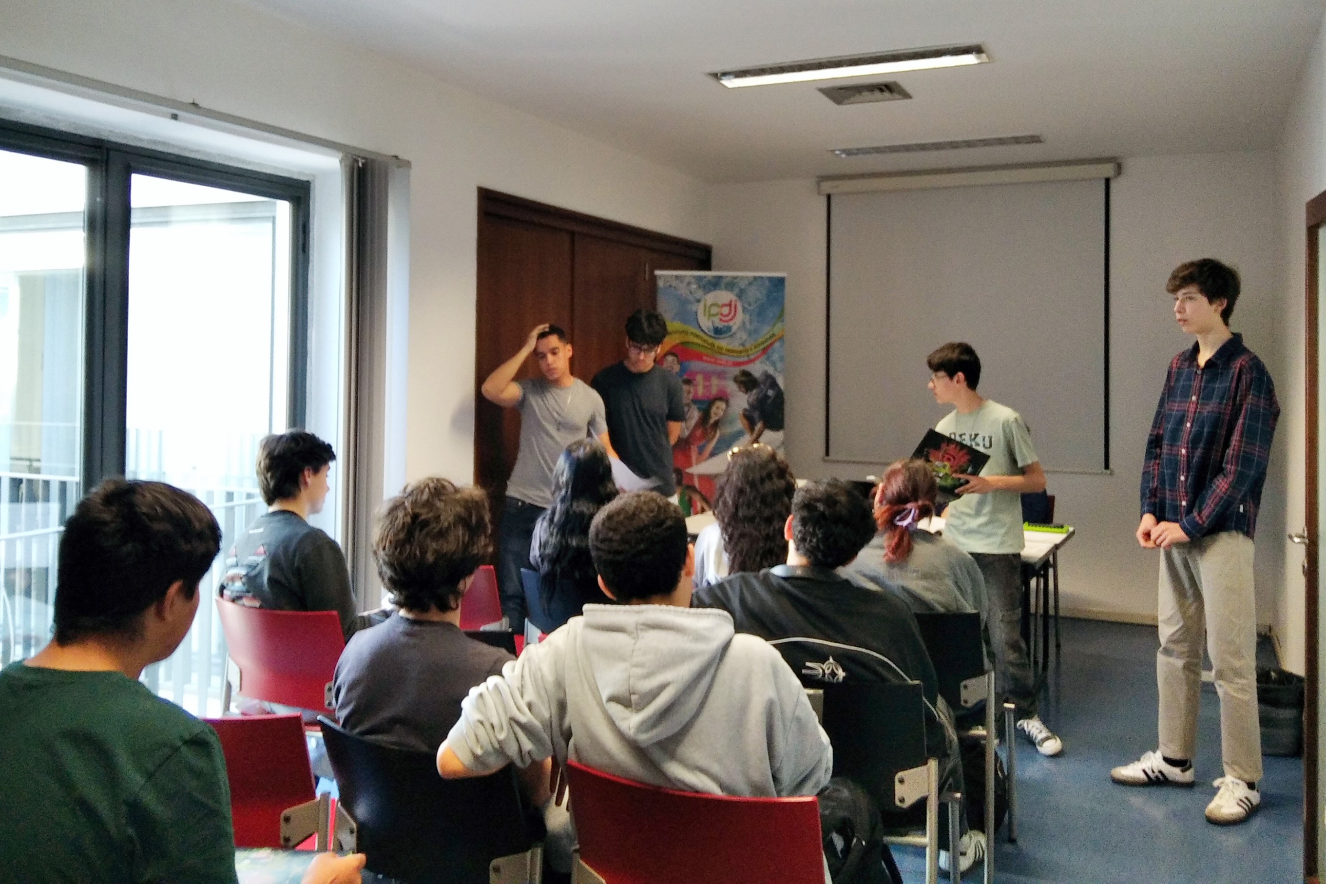 Jovens em sala na apresentação do trabalho efetuado sobre os «Jovens e a Prevenção Rodoviária».