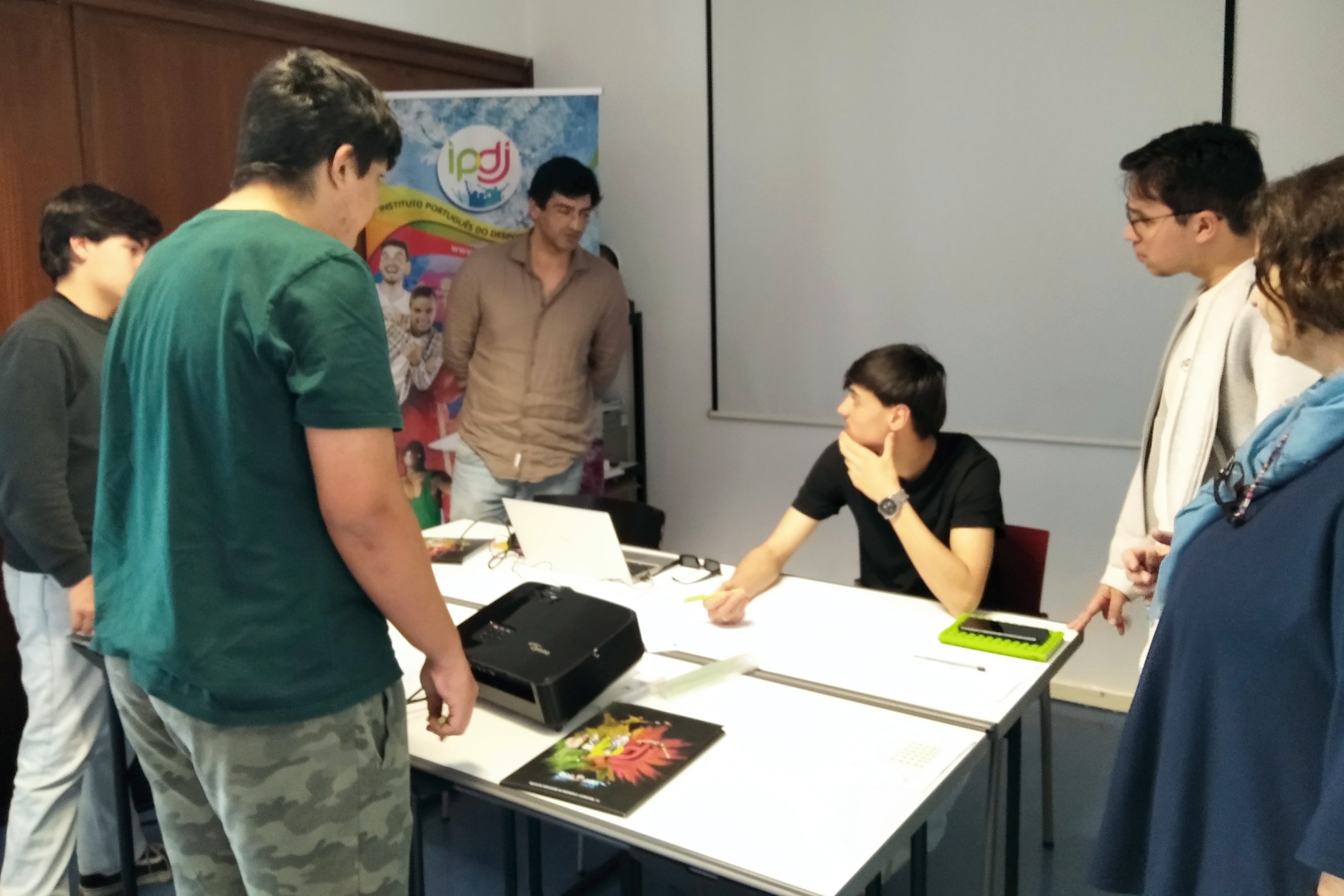 Jovens e orientadores em sala, na elaboração do trabalho sobre «Os Jovens e a Prevenção Rodoviária».