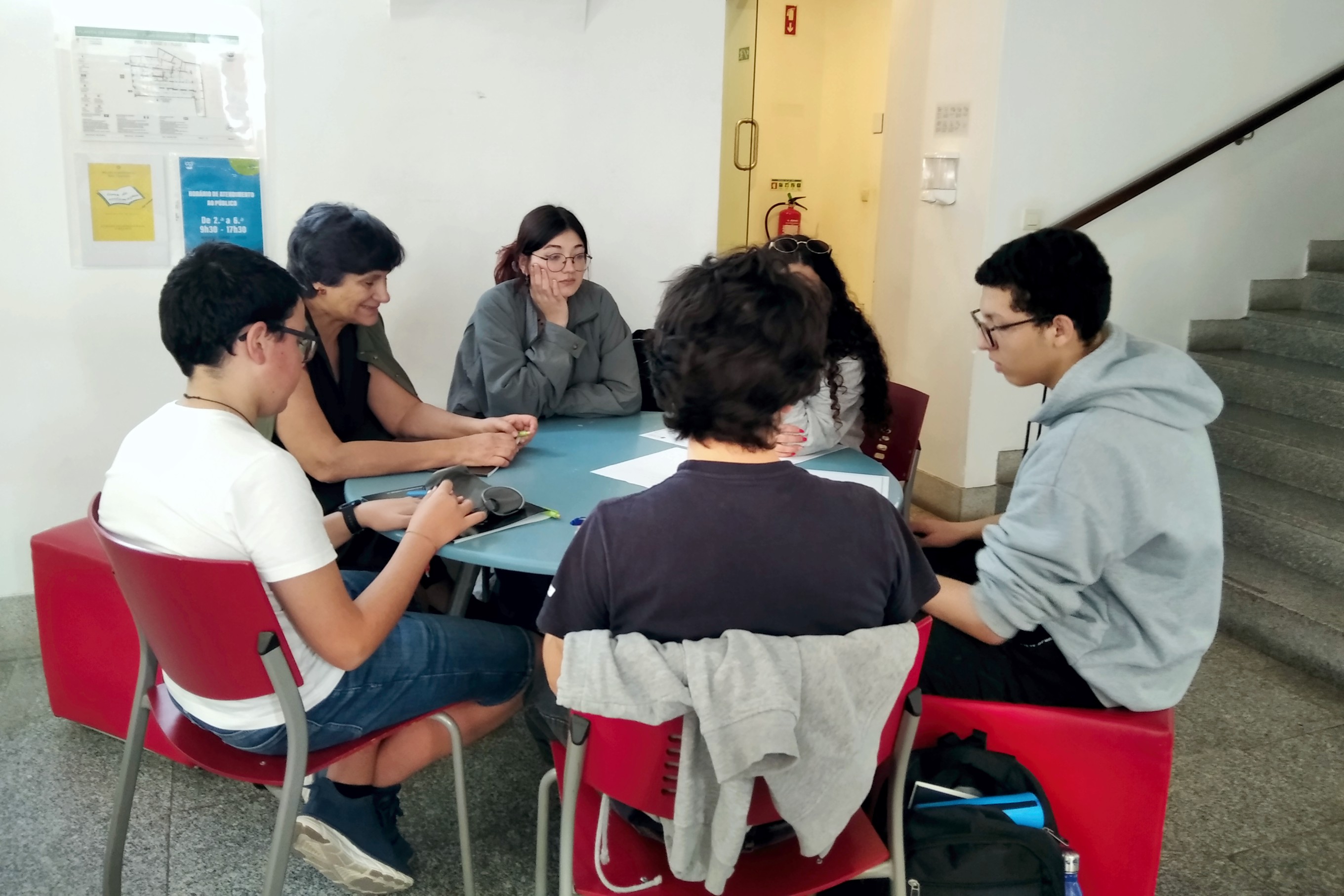 Jovens com a orientadora na Loja Ponto JA, na elaboração do trabalho sobre «Os Jovens e a Prevenção Rodoviária».