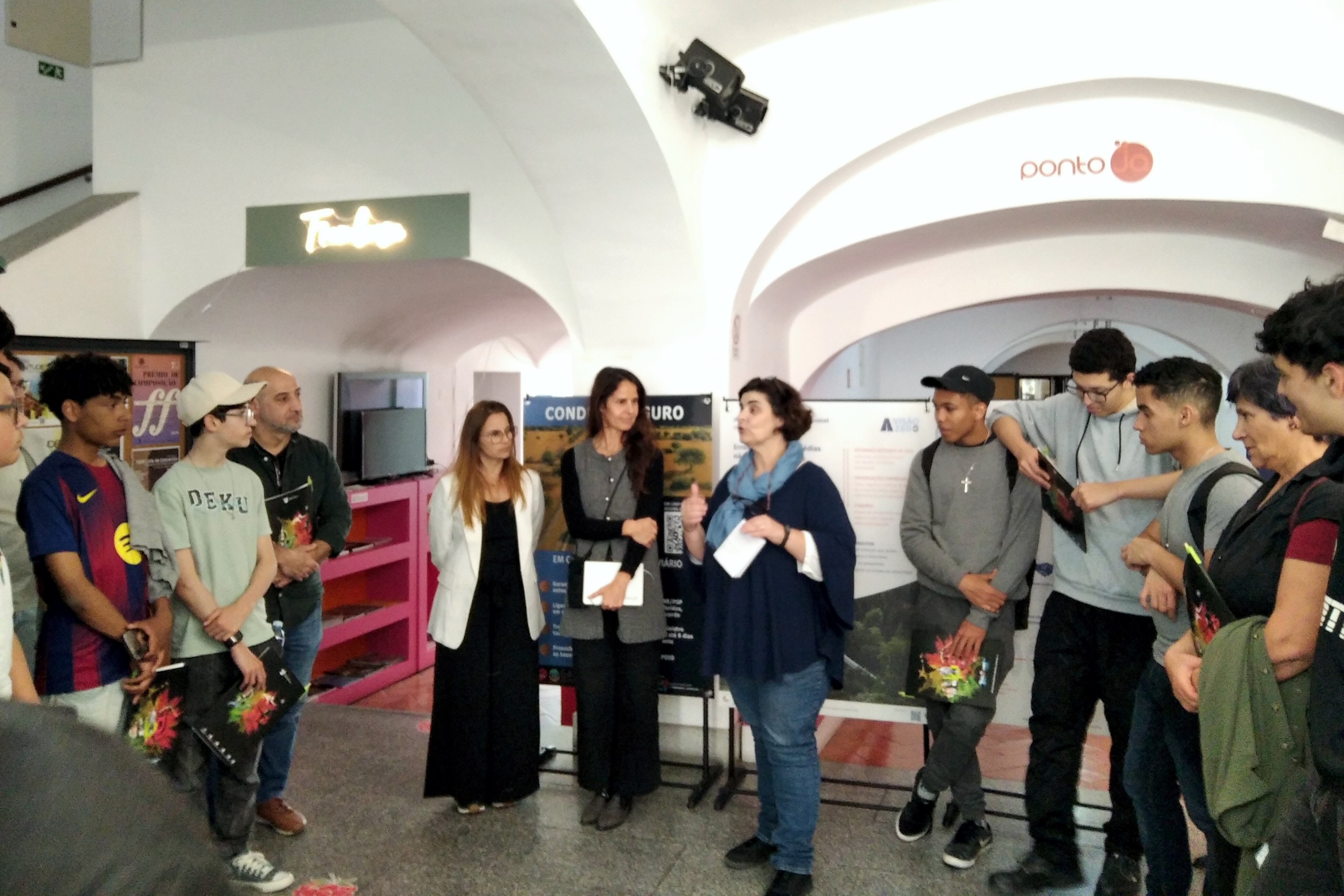 Jovens, professores, técnicas da Autoridade Nacional de Segurança Rodoviária, representante da Cãmara Municipal de Évora e técnica do IPDJ de Évora, Gabriela Segurado, na apresentação da exposição  e do debate sobre «Os Jovens e a Prevenção Rodoviária».