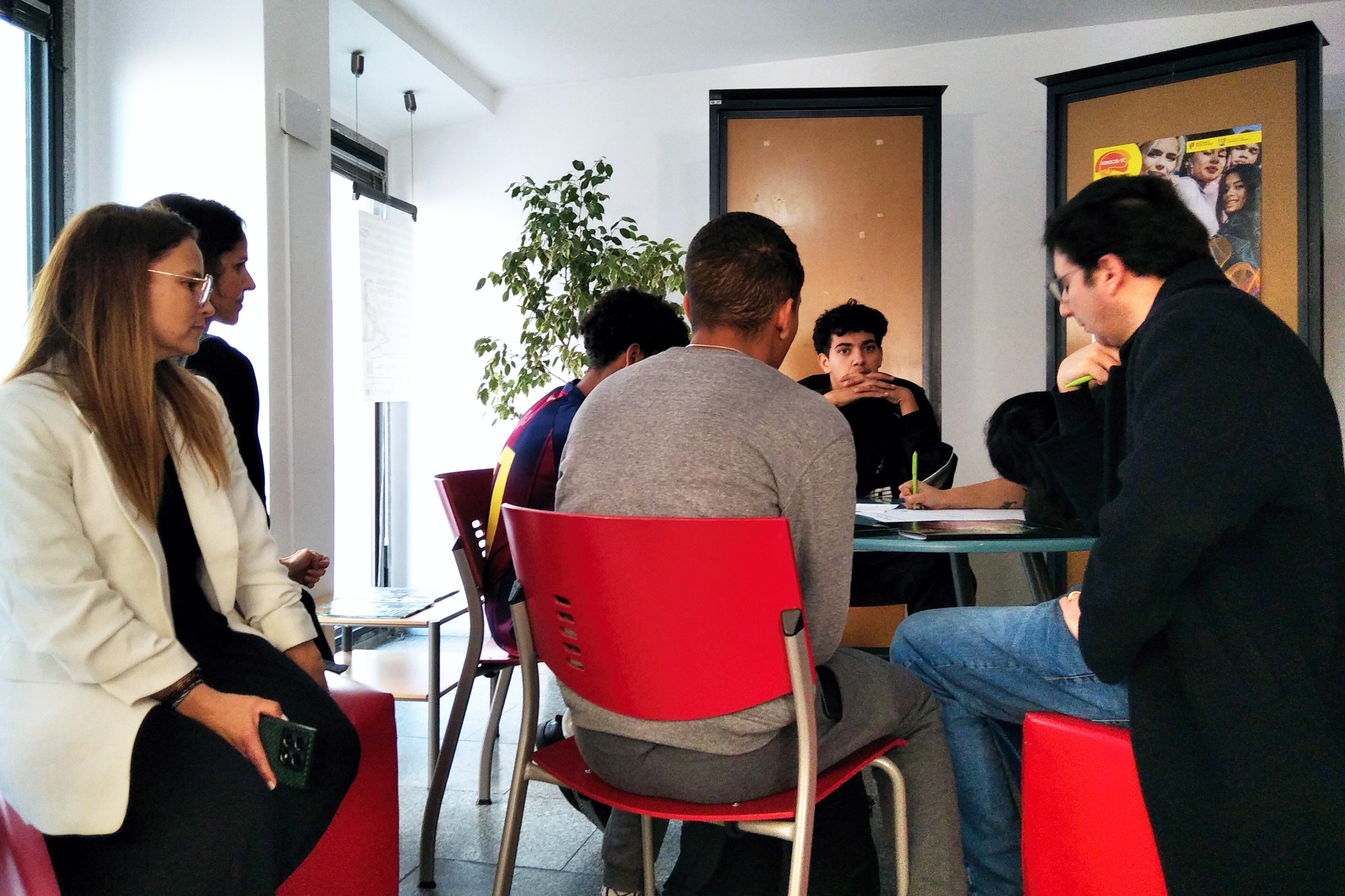 Jovens com o orientador e as representantes da Autoridade Nacional de Segurança Rodoviária, na elaboração do trabalho sobre «Os Jovens e a Prevenção Rodoviária».