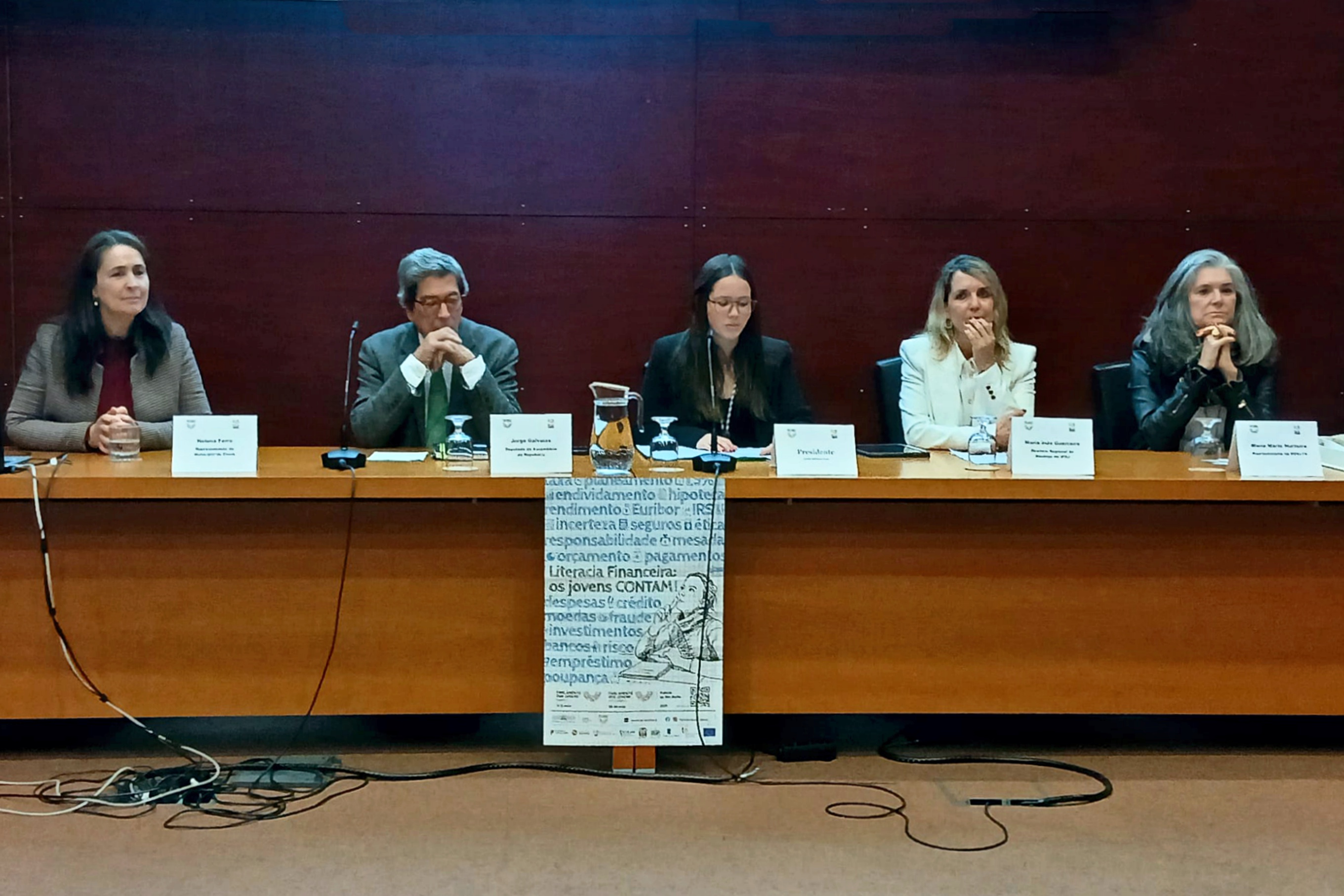 Sessão de abertura do Parlamento dos Jovens com a com a prresença da diretora do Departamento Sociocultural da Câmara Municipal de Évora, Helena Ferro, do deputado Jorge Galveias,  da presidente da da mesa, Maria Leonor Libório, da diretora regional do Alentejo do IPDJ, Maria Inês Guerreiro, da representante da DGEsTE, Maria Mário Murteira