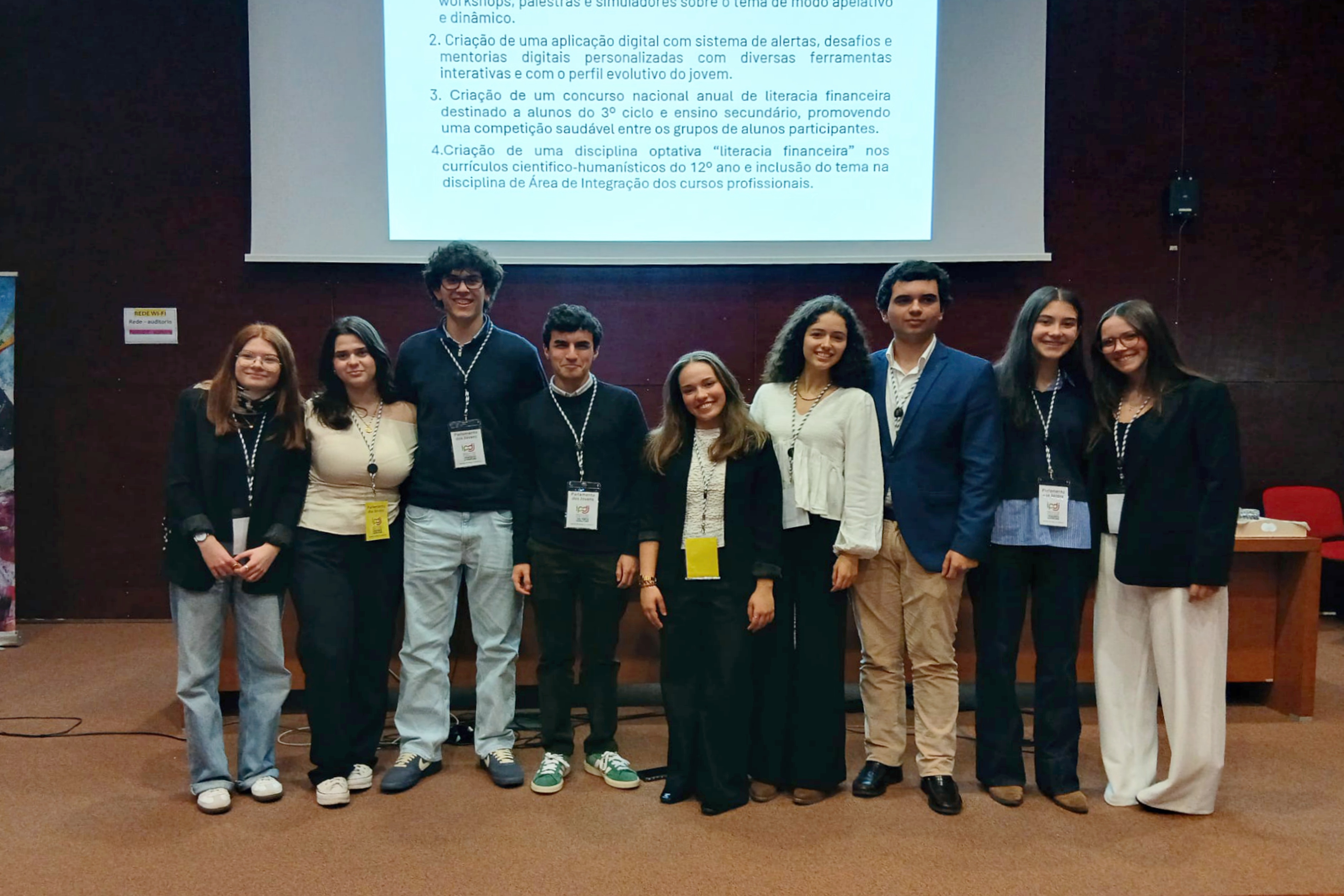 Foto dos alunos das escolas eleitas à sessão nacional.