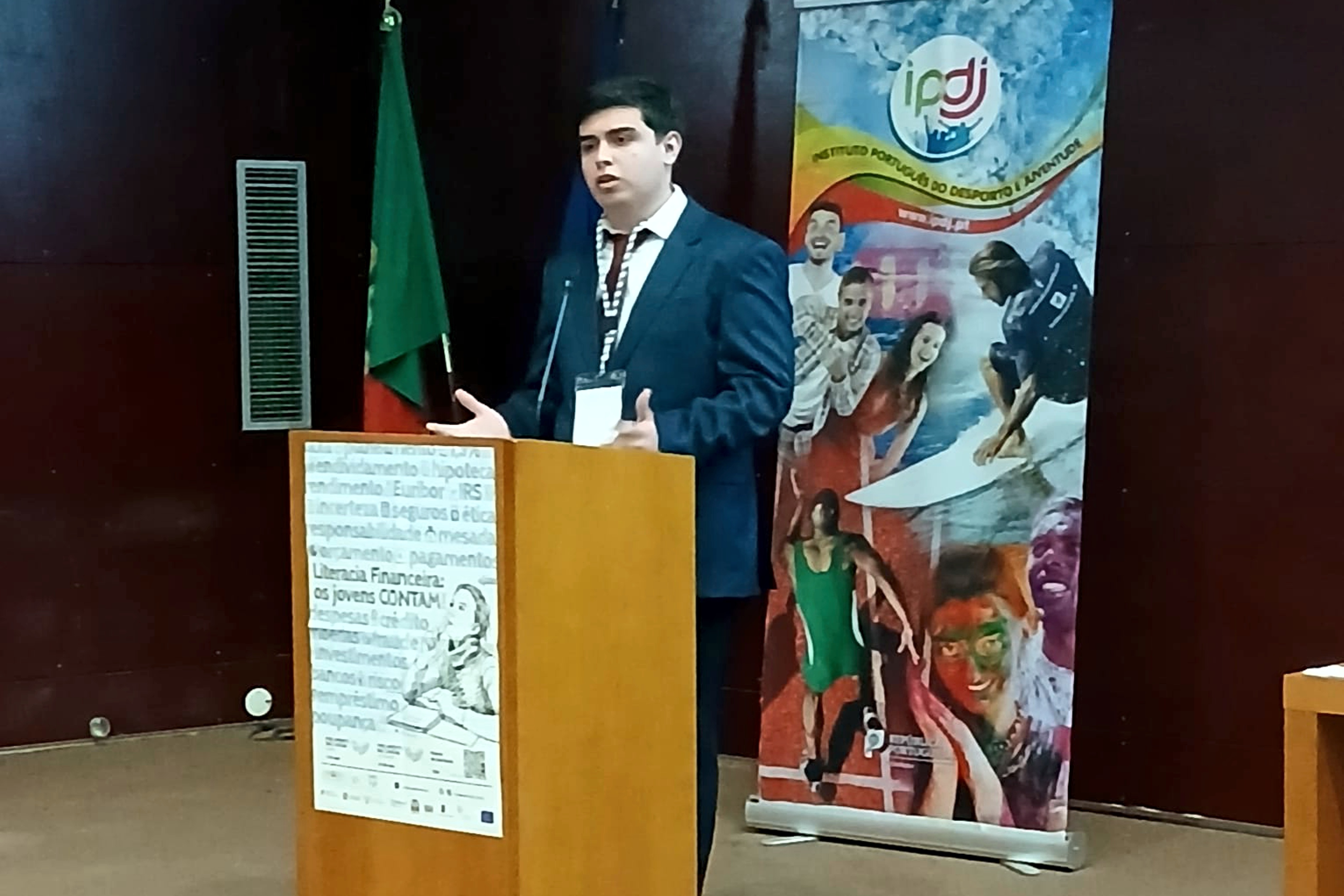 Aluno a apresentar o projeto de recomendação da sua escola.