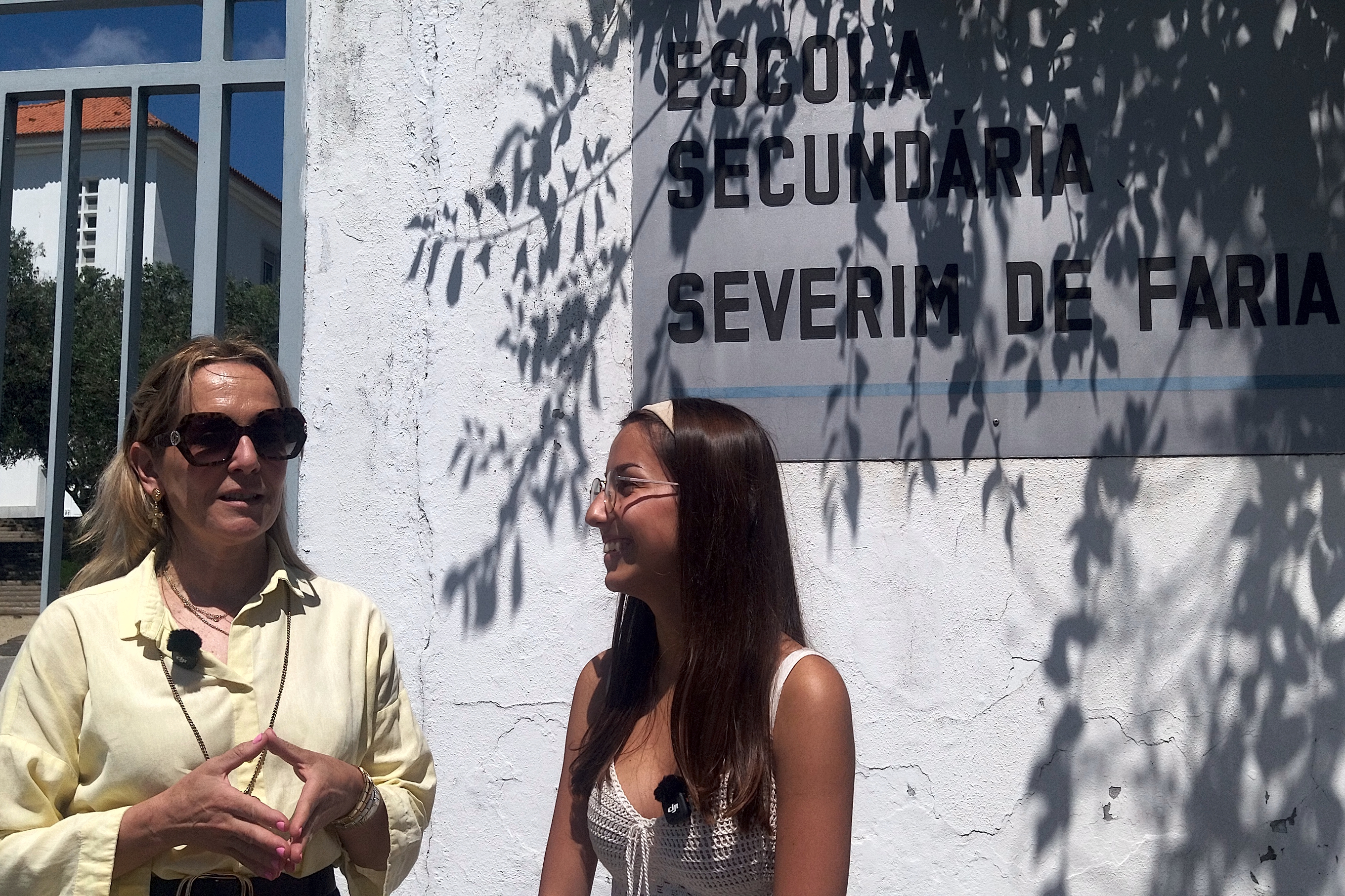 diretora regional do Alentejo do IPDJ, Maria Inês Guerreiro, em entrevista com uma aluna da Escola Secundária Severim de Faria.
