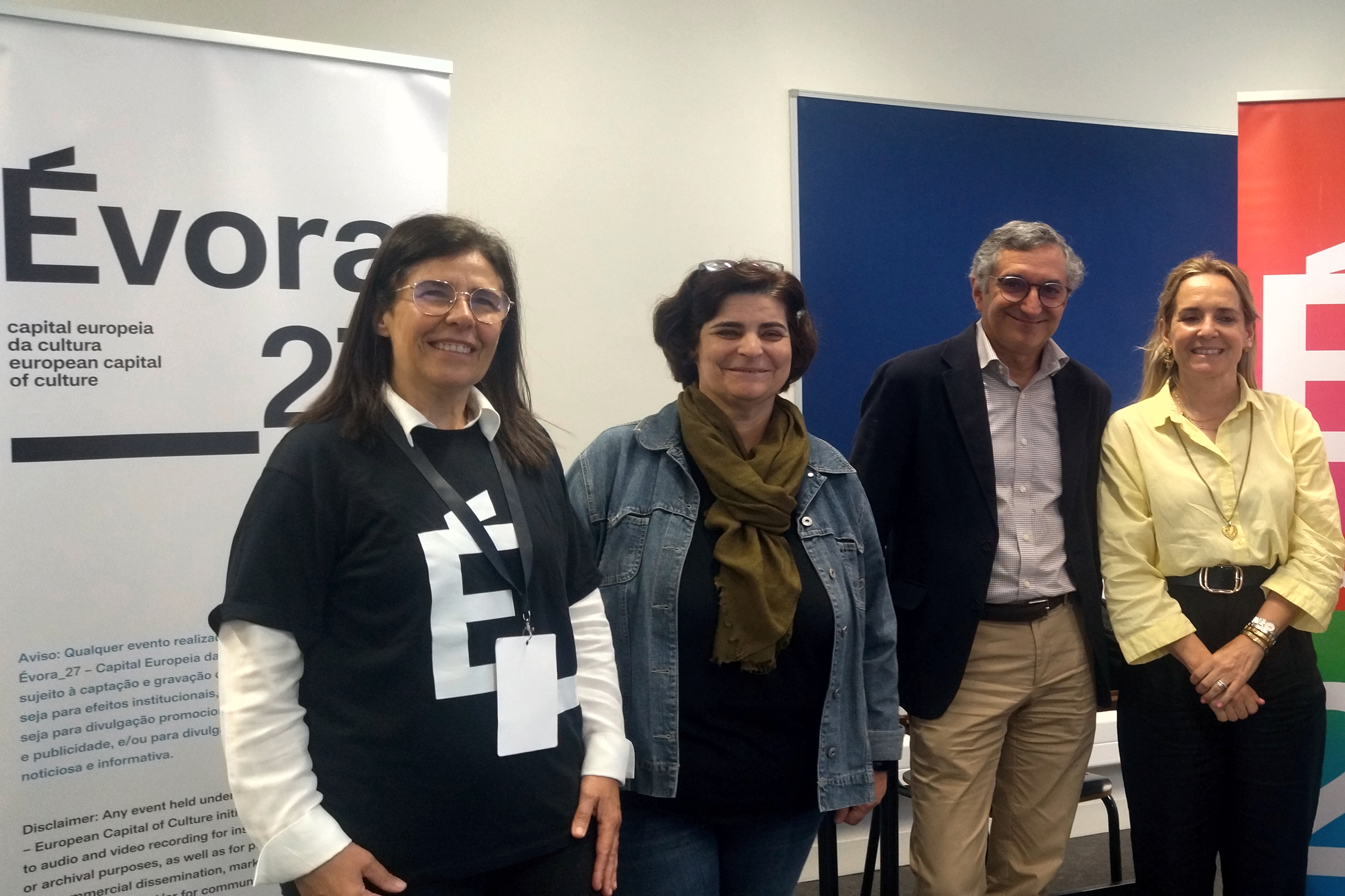 diretotra regional do Alentejo do IPDJ, Maria Inês Guerreiro, técnica do IPDJ de Évora, Maria Gabriela Segurado e dois representantes de entidades parceiras na visita à Feira de Oportunidades.