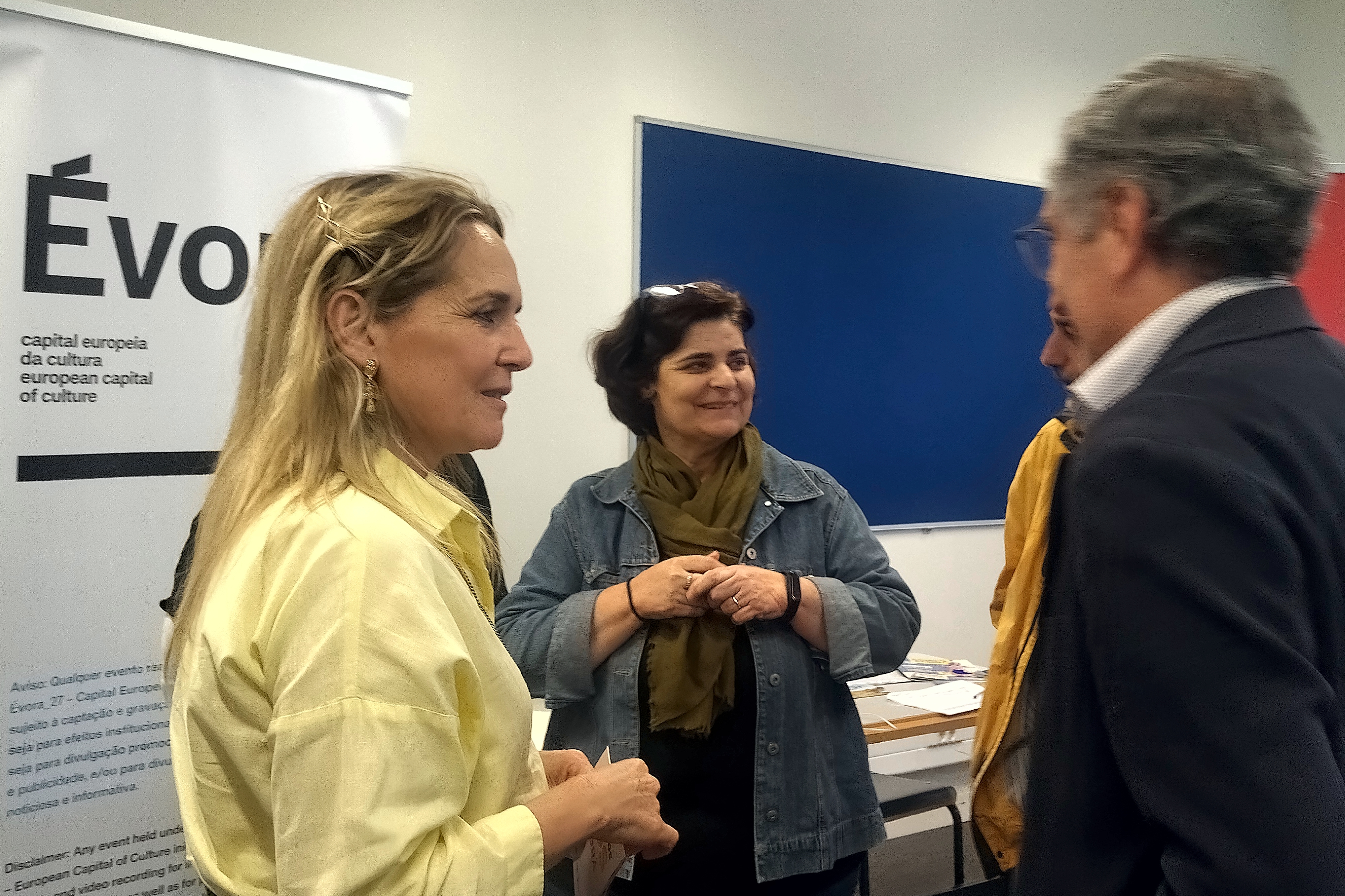 diretotra regional do Alentejo do IPDJ, Maria Inês Guerreiro, técnica do IPDJ de Évora, Maria Gabriela Segurado e dois representantes de entidades parceiras na visita à Feira de Oportunidades.