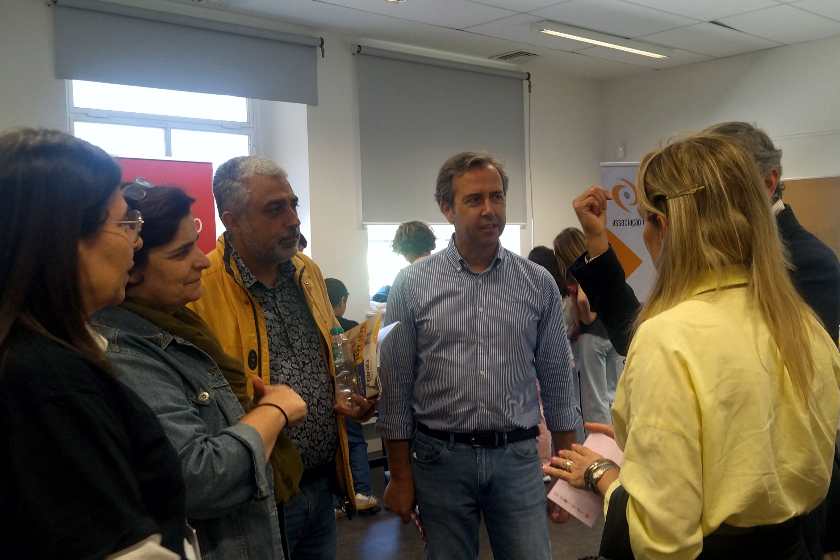 diretotra regional do Alentejo do IPDJ, Maria Inês Guerreiro, técnica do IPDJ de Évora, Maria Gabriela Segurado e dois representantes de entidades parceiras na visita à Feira de Oportunidades.