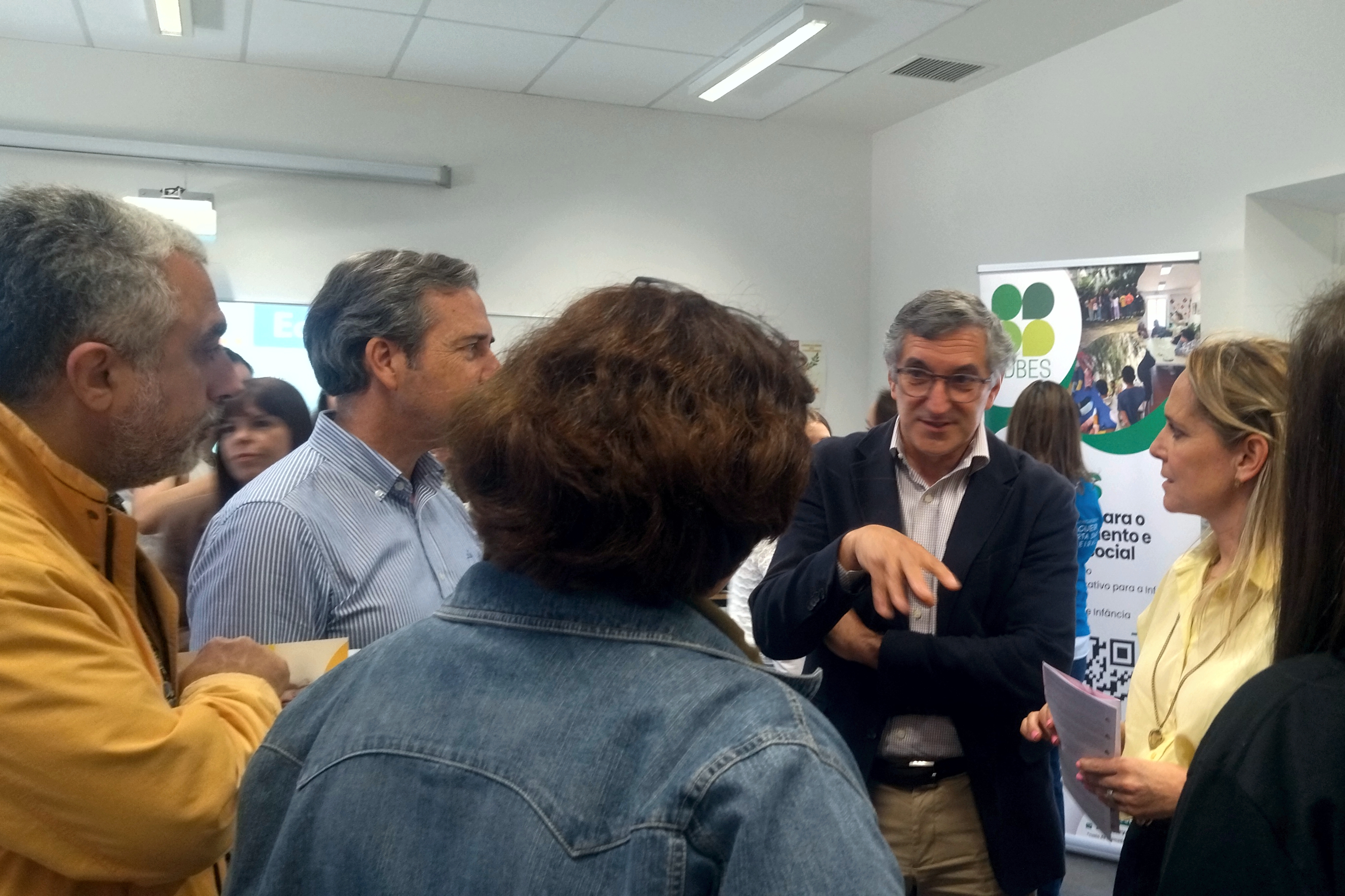 diretotra regional do Alentejo do IPDJ, Maria Inês Guerreiro, técnica do IPDJ de Évora, Maria Gabriela Segurado e dois representantes de entidades parceiras na visita à Feira de Oportunidades.