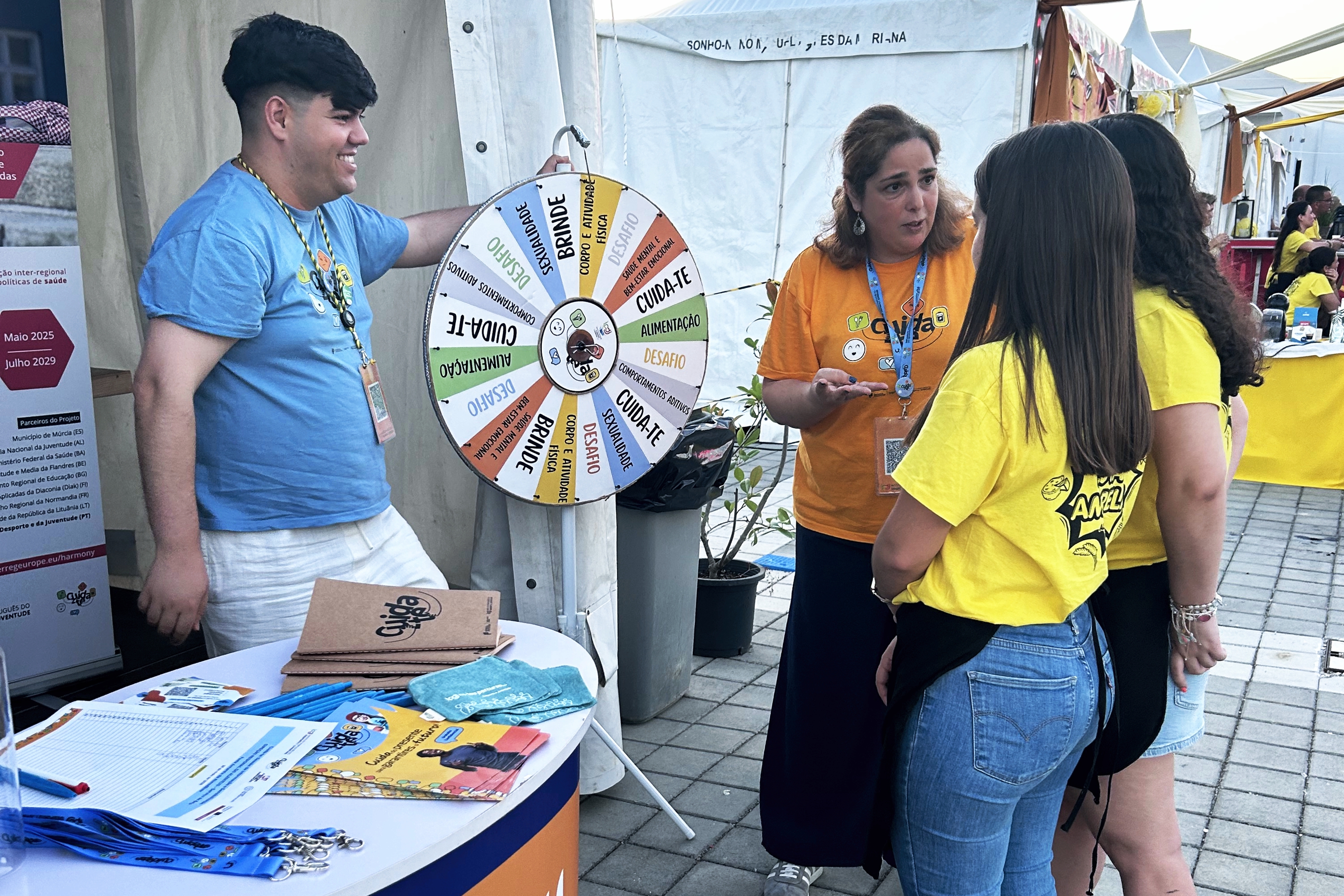 Jovens a participarem nas atividades IPDJ, dinamizadas pelos profissionais de saúde do programa Cuida-te, nomeadamente pelo enfermeiro Ulisses Mendes e pela psicóloga Cláudia Borges.