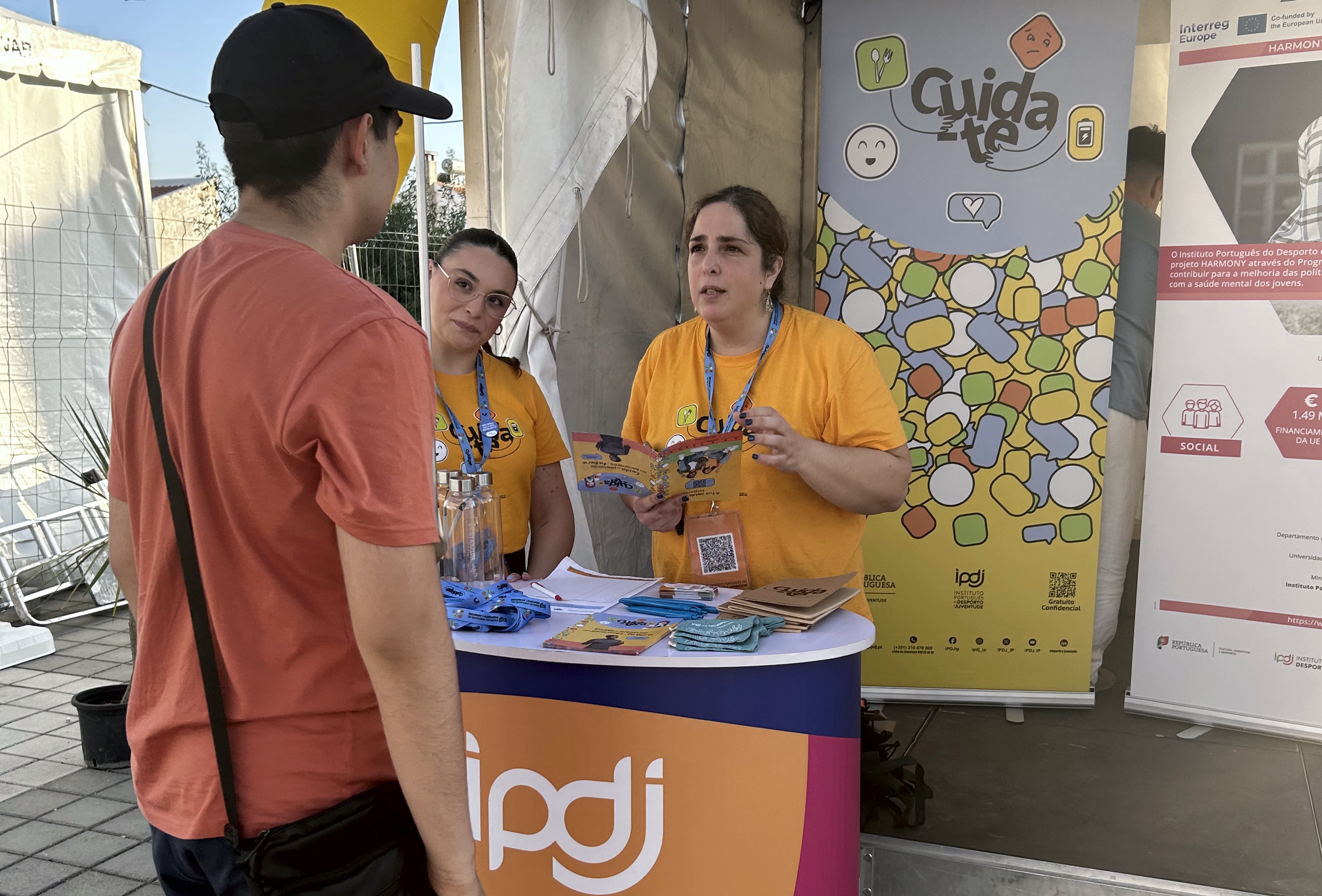 Jovem a participar nas atividades IPDJ, dinamizadas pelos profissionais de saúde do programa Cuida-te, nomeadamente, pelas psicólogas Cláudia Borges e Ana Monteiro.