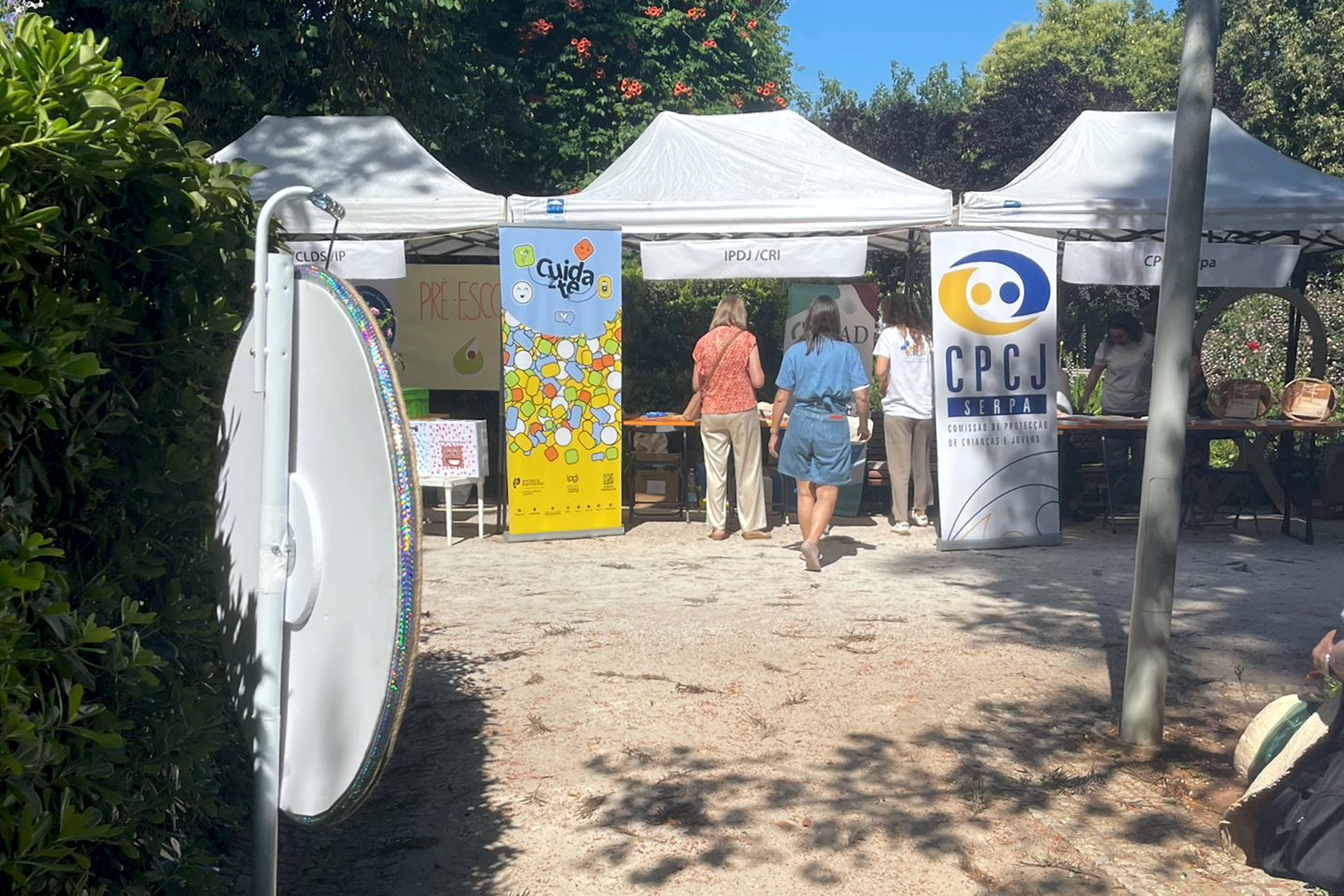 Jovens junto ao espaço IPDJ a participarem nas atividades, dinamizadas pelos profissionais de saúde.