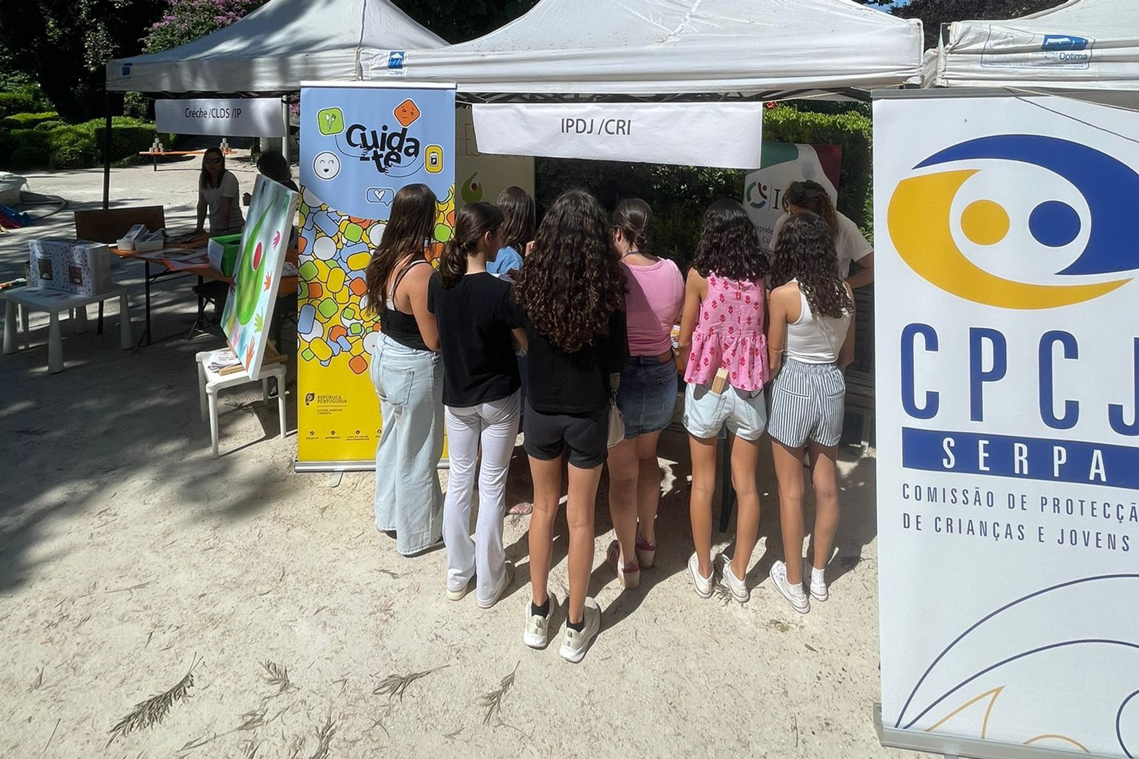 Jovens junto ao espaço IPDJ a participarem nas atividades, dinamizadas pelos profissionais de saúde.