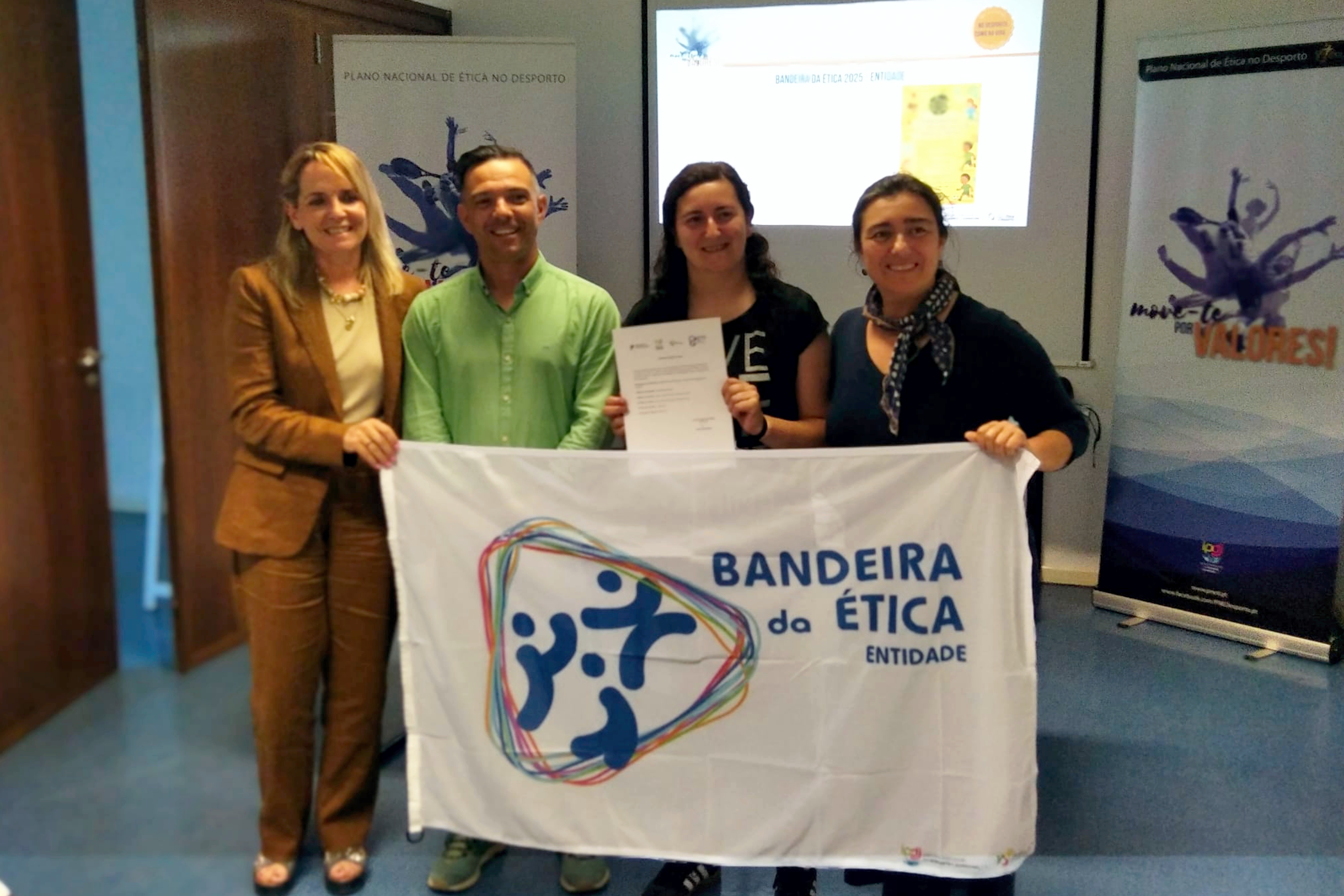 Diretora regional do Alentejo do IPDJ, e técnicos do Município de Montemor-o-Novo, no momento da atribuição do prémio.