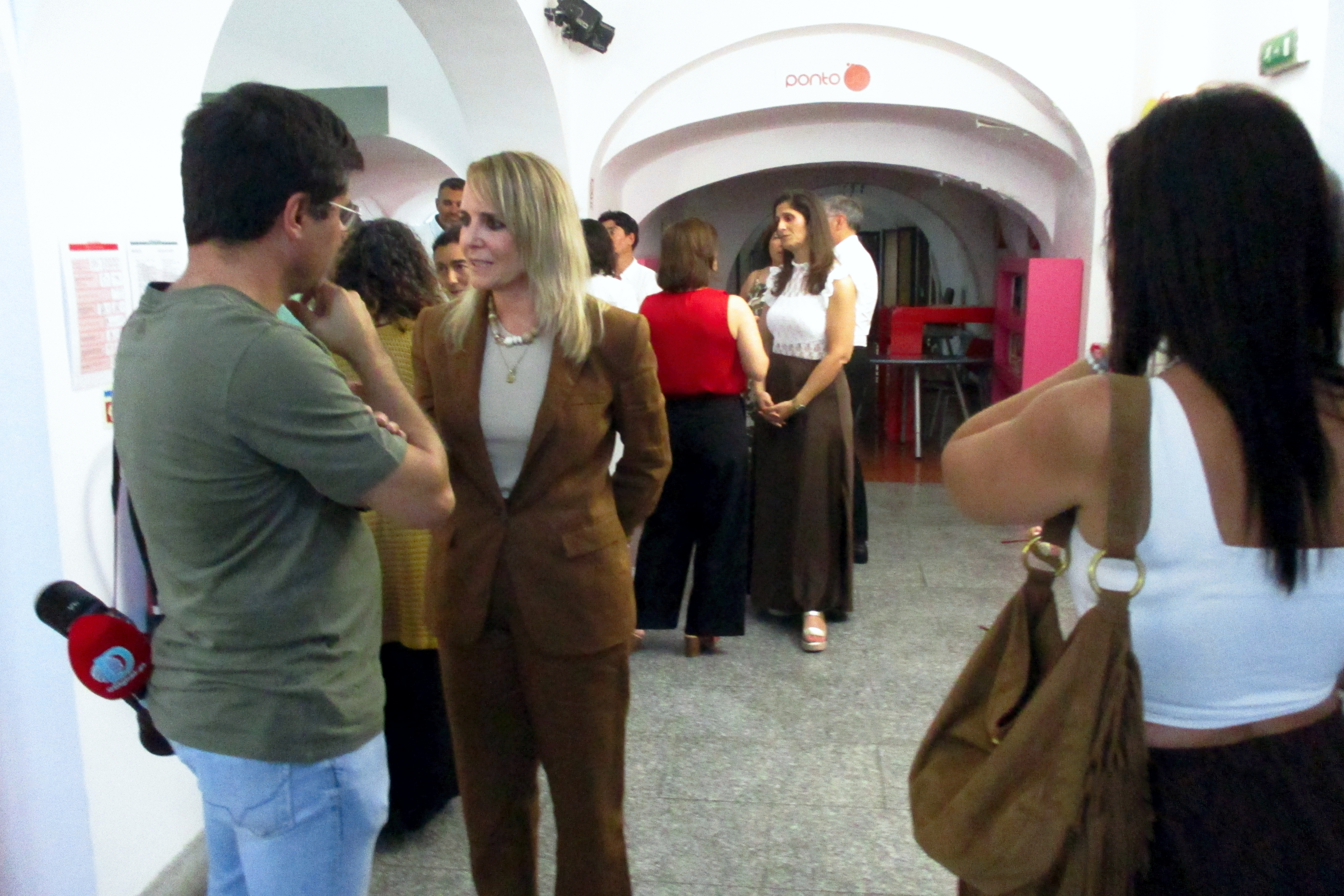 Diretora regional do Alentejo do IPDJ, e representantes das várias entidades presentes na cerimónia, no Espaço Loja Ponto JA de Évora.