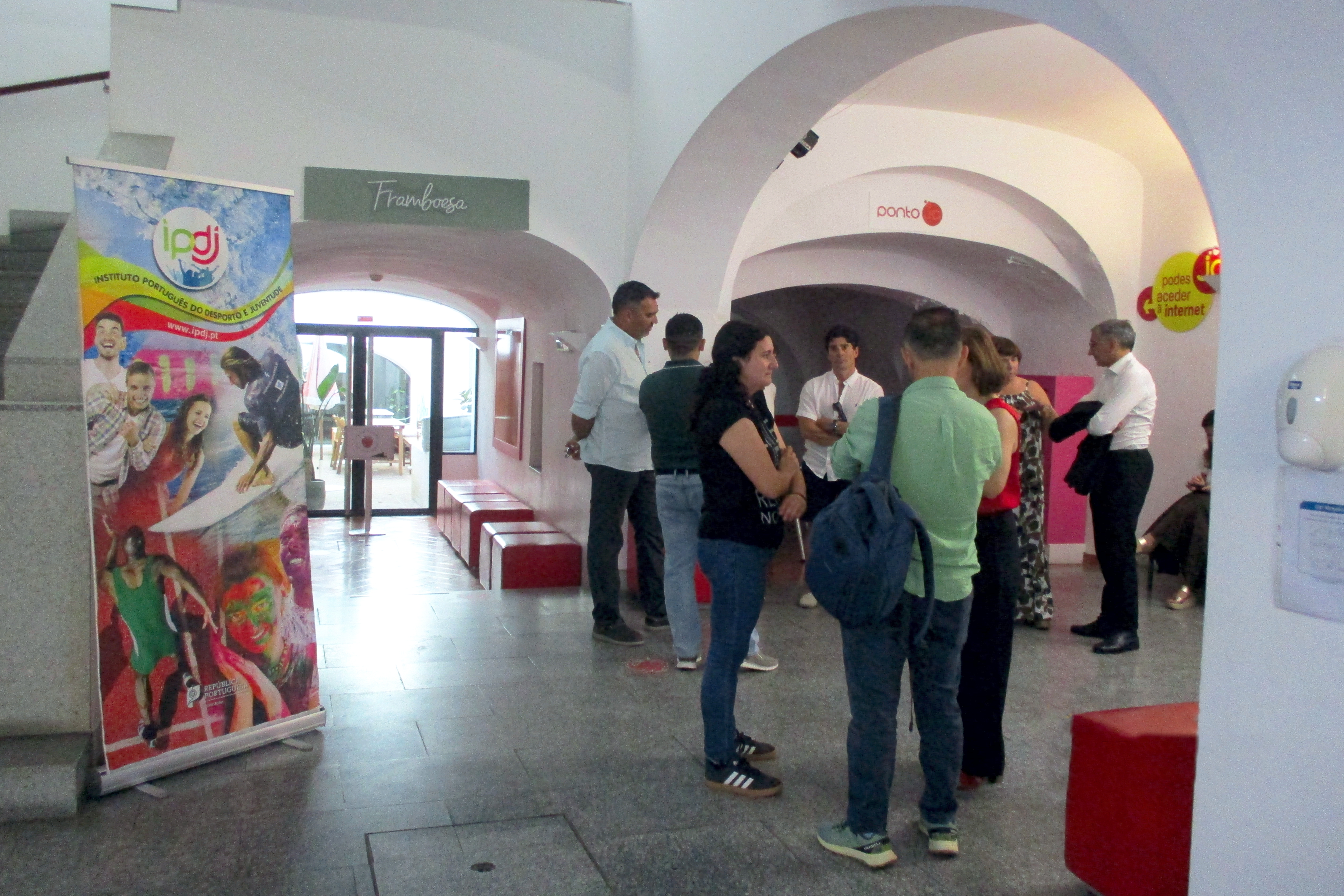 Representantes de várias entidades presentes na cerimónia, no Espaço Loja Ponto JA de Évora.