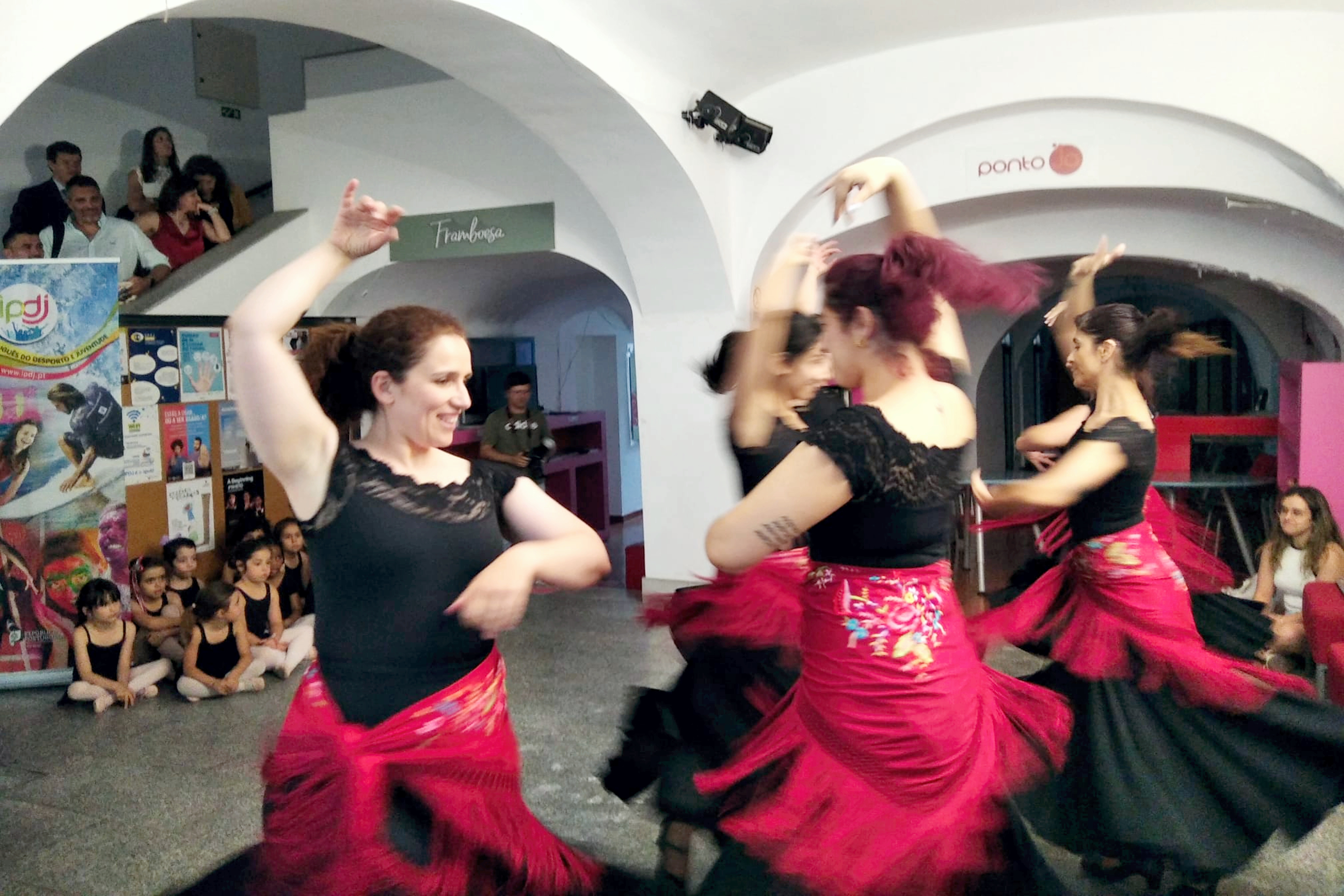 Atuação do grupo de sevilhanas da Escola de Dança Amélia Mendoza, no Espaço Loja Ponto JA de Évora.