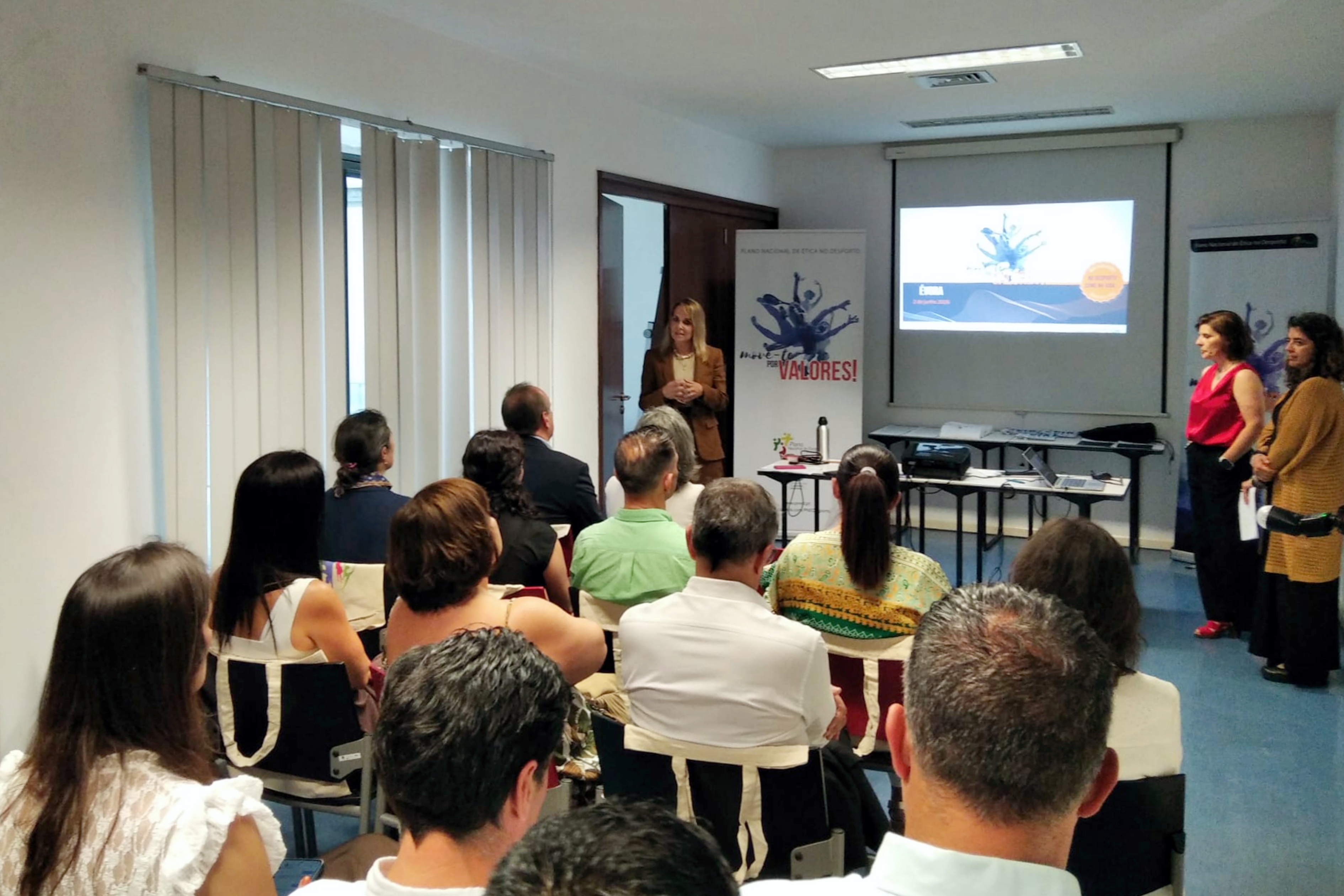 Abertura da sessão pela diretora regional do Alentejo do IPDJ, Maria Inês Guerreiro, e as técnicas de desporto do IPDJ de Évora, Andreia Peixe e Rita Felício.