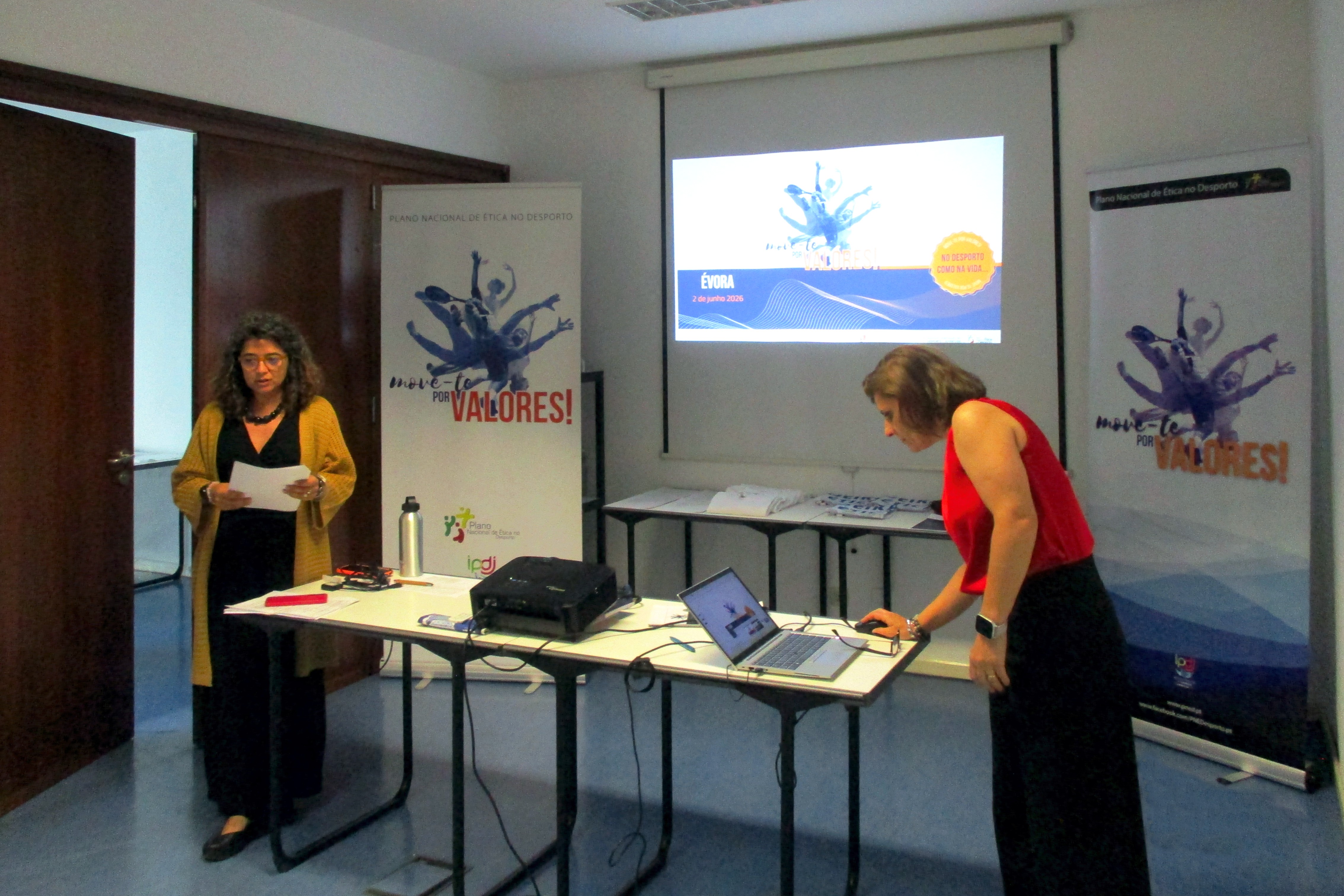 Apresentação da sessão pelas técnicas de desporto do IPDJ de Évora, Andreia Peixe e Rita Felício.