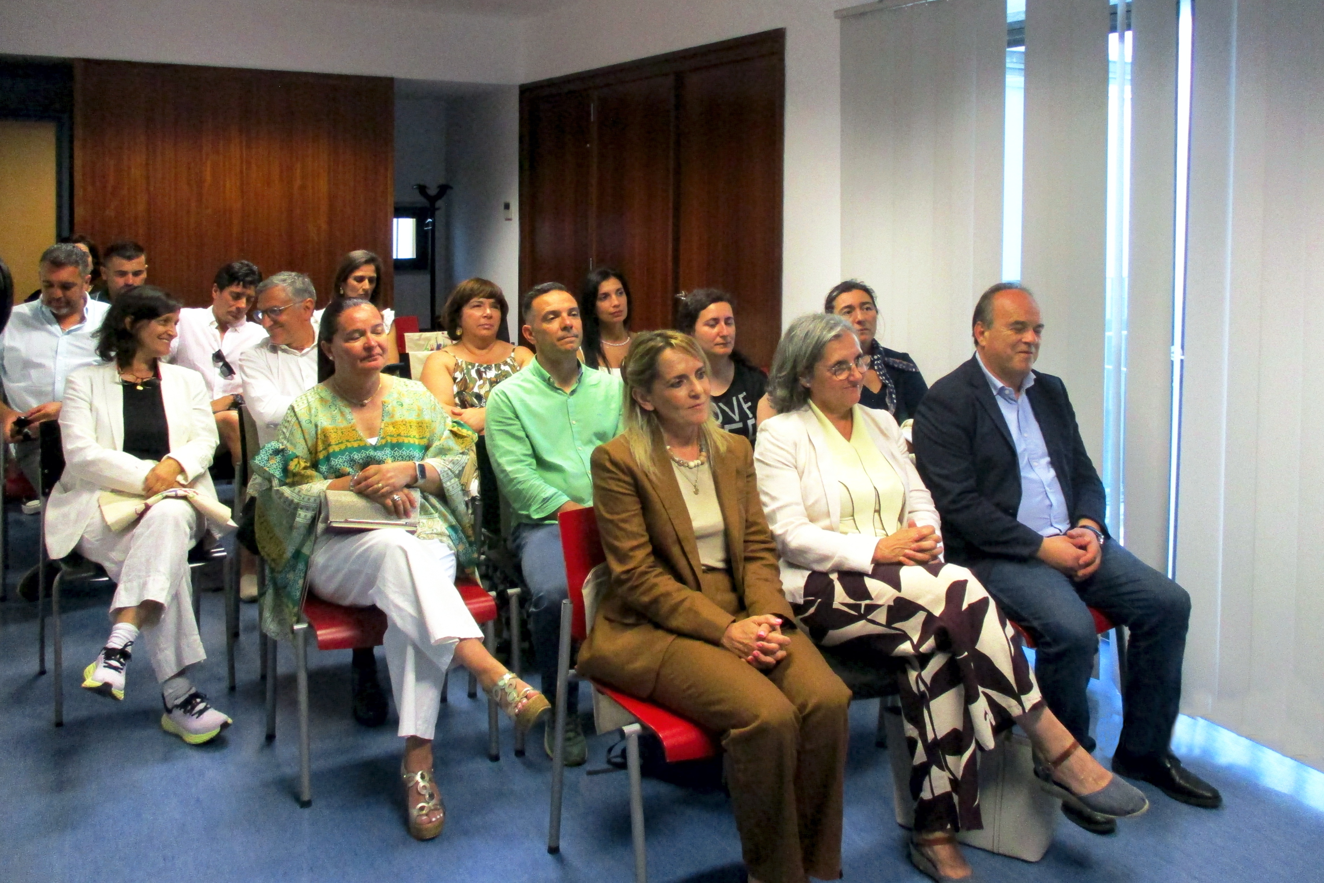 Participantes a assistir à sessão.