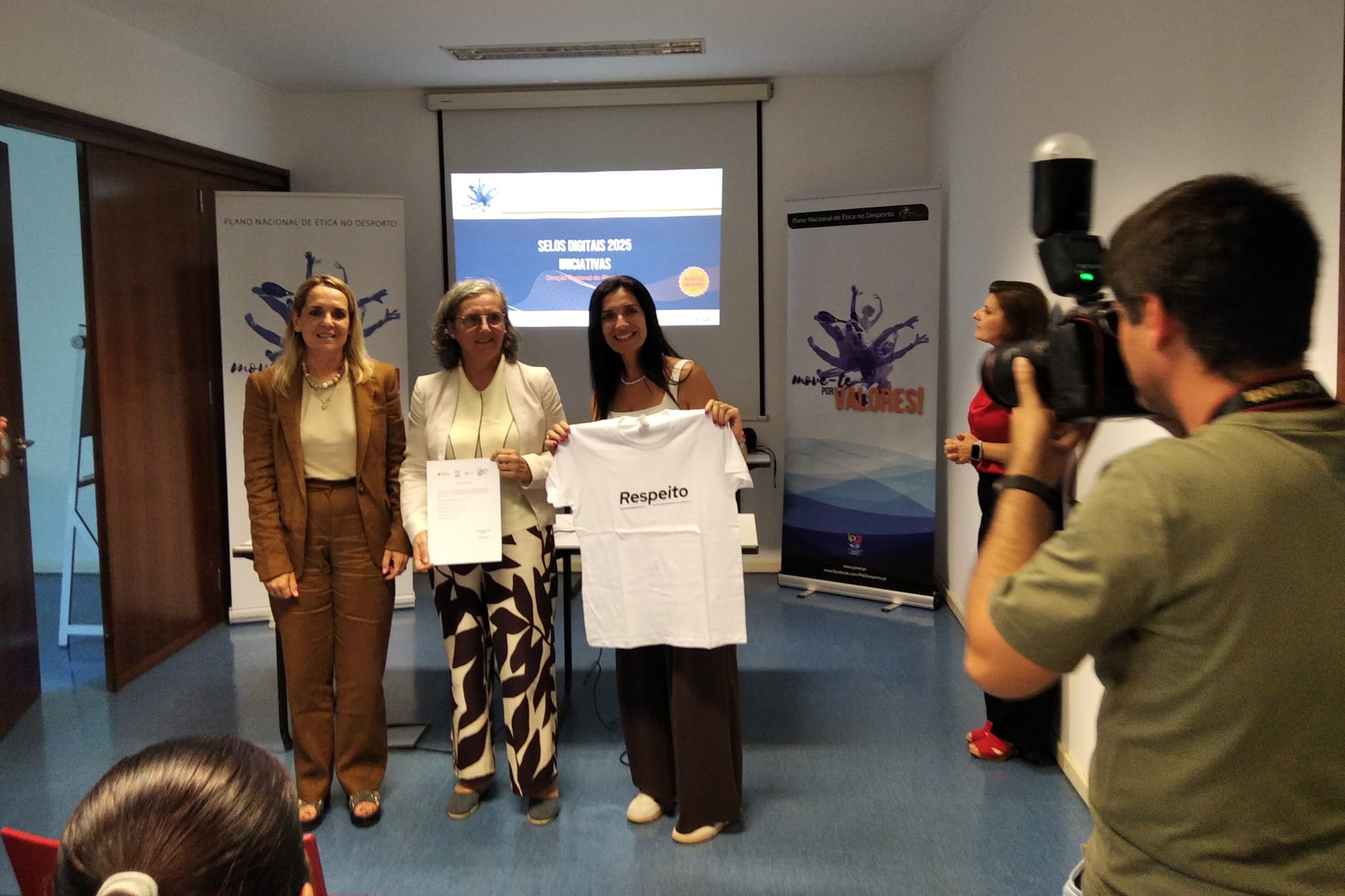Diretora regional do Alentejo do IPDJ, Maria Inês Guerreiro, Presidente da Câmara Municipal de Portel, Maria Luísa Farinha, e técnica do Município de Portel, no momento de atribuição do prémio.