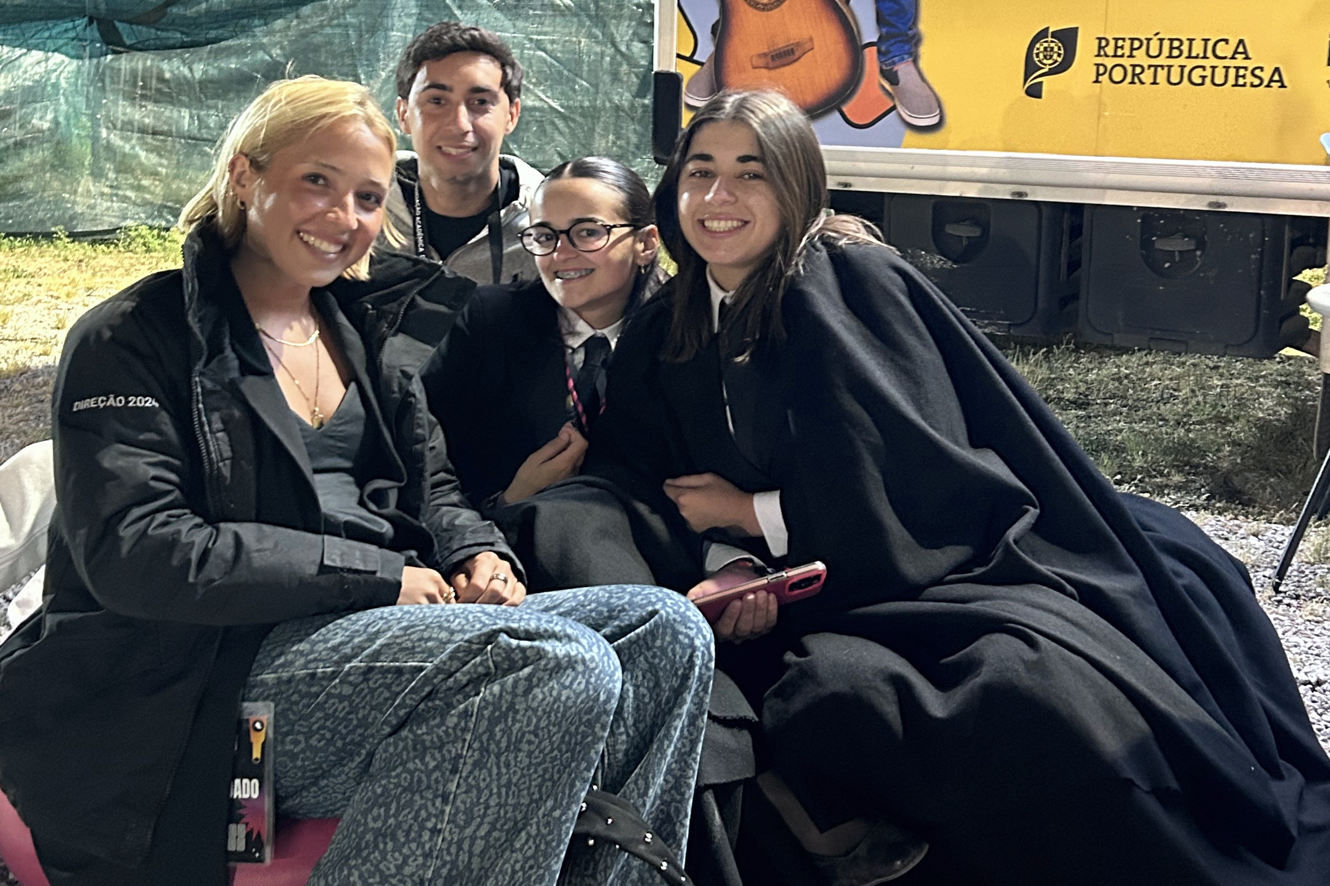 Jovens junto à Unidade Móvel do Programa Cuida-te.