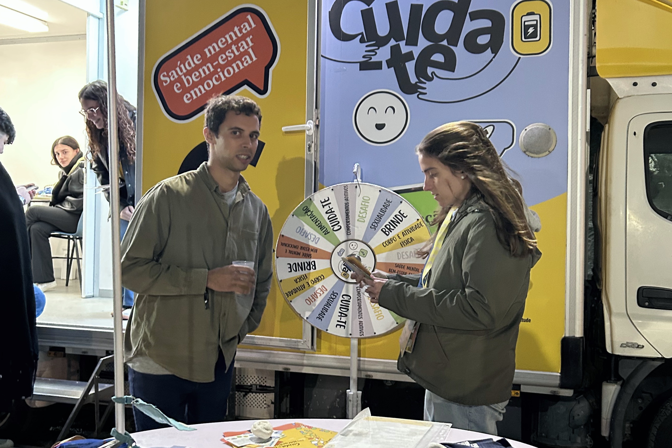 Jovem a participar nas atividades IPDJ, dinamizadas pela profissional de saúde do Programa Cuida-te, nutricionista Beatriz Beirão.