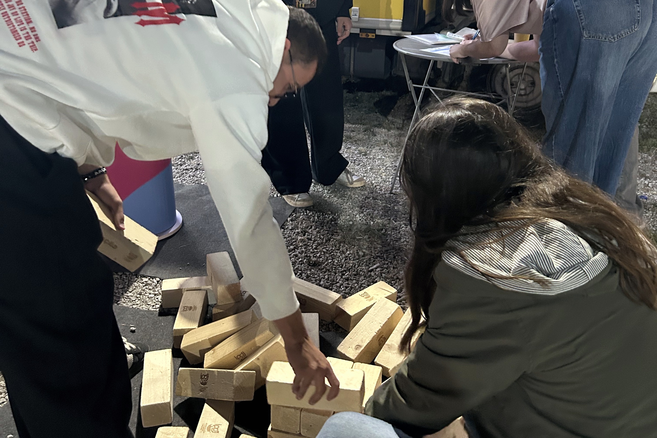 Jovens a participar nas atividades do IPDJ, junto à Unidade Móvel do Programa Cuida-te.