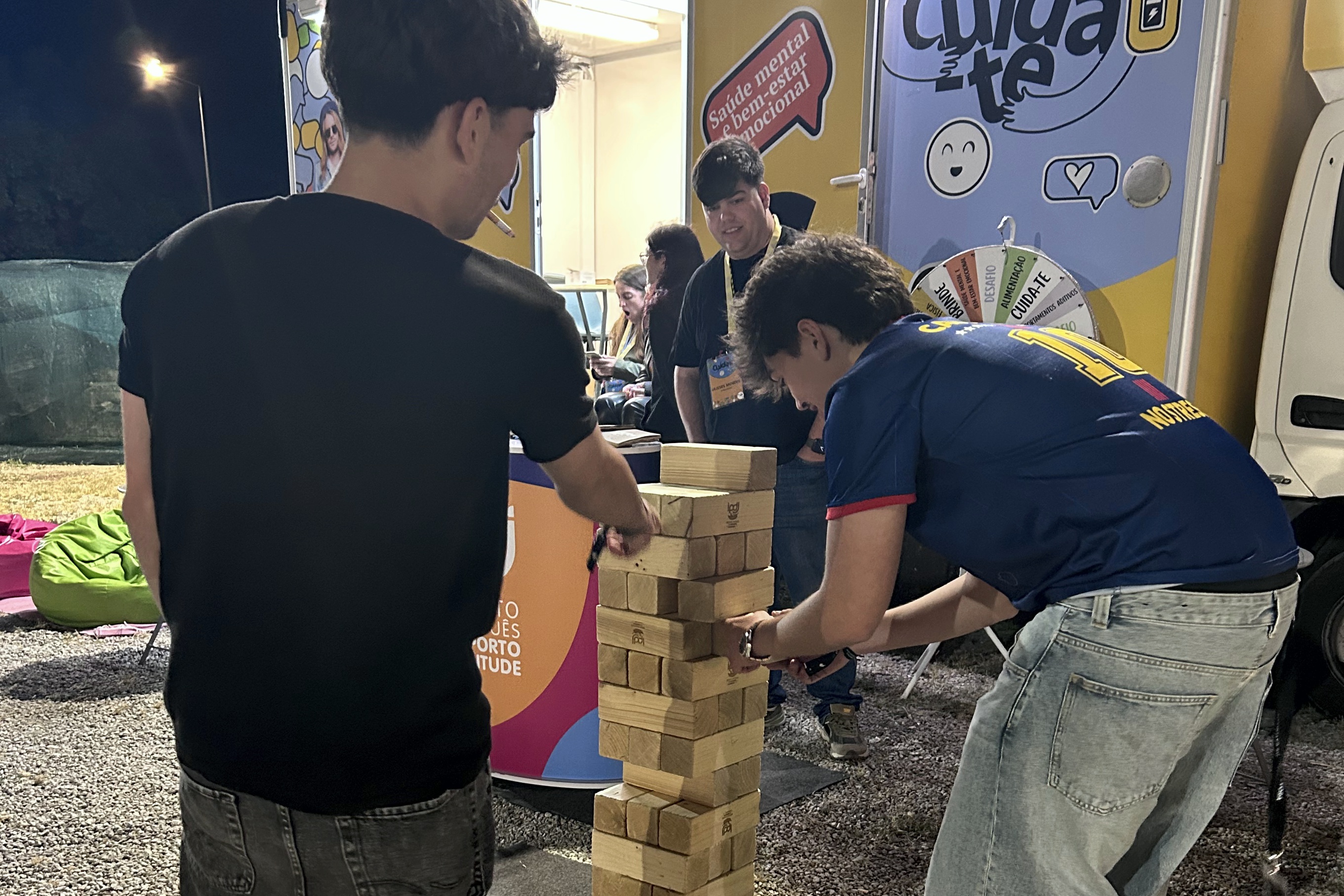 Jovens a participar nas atividades IPDJ, dinamizadas pelo profissional de saúde do Programa Cuida-te, enfermeiro Ulisses Mendes.