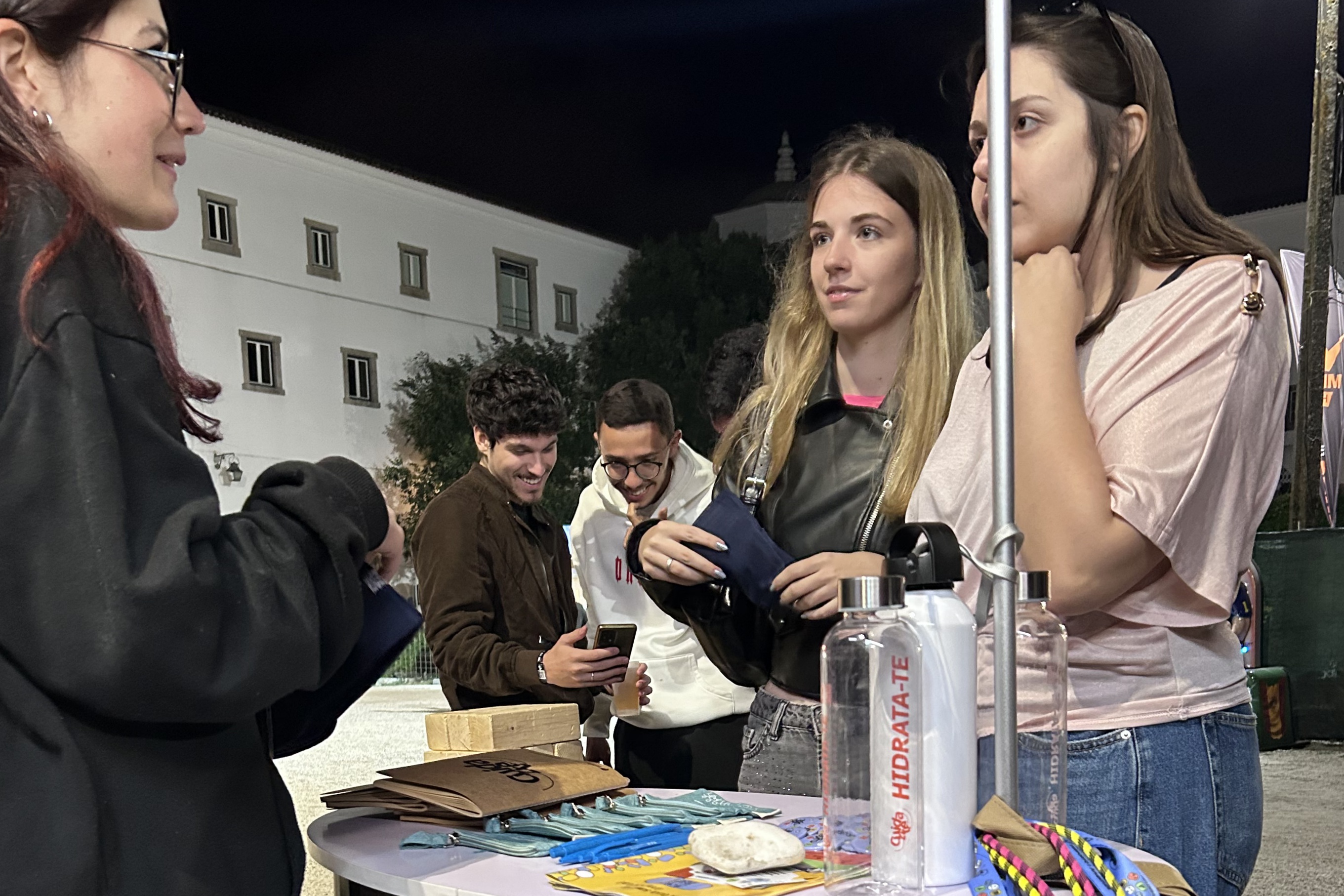 Jovens a participar nas atividades IPDJ, dinamizadas pela estagiária do IPDJ de Évora.