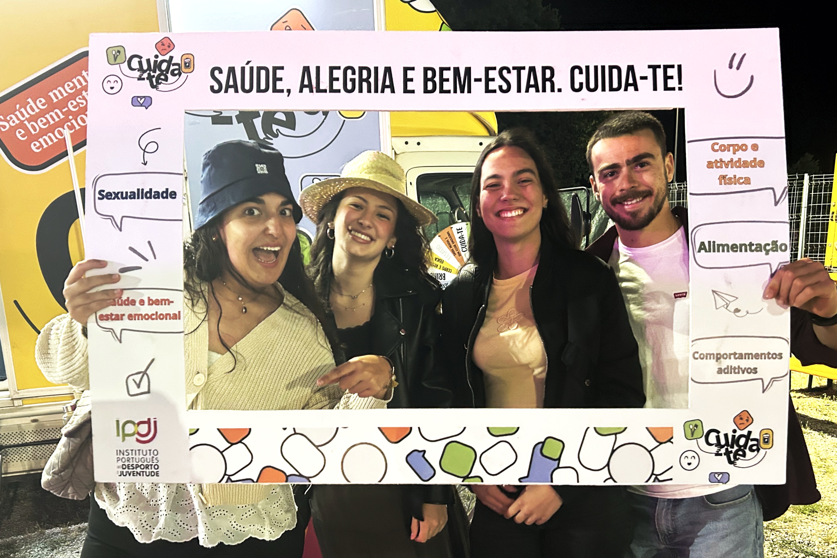 Imagem com quatro jovens, na «janela» do Programa Cuida-te, junto à Unidade Móvel.
