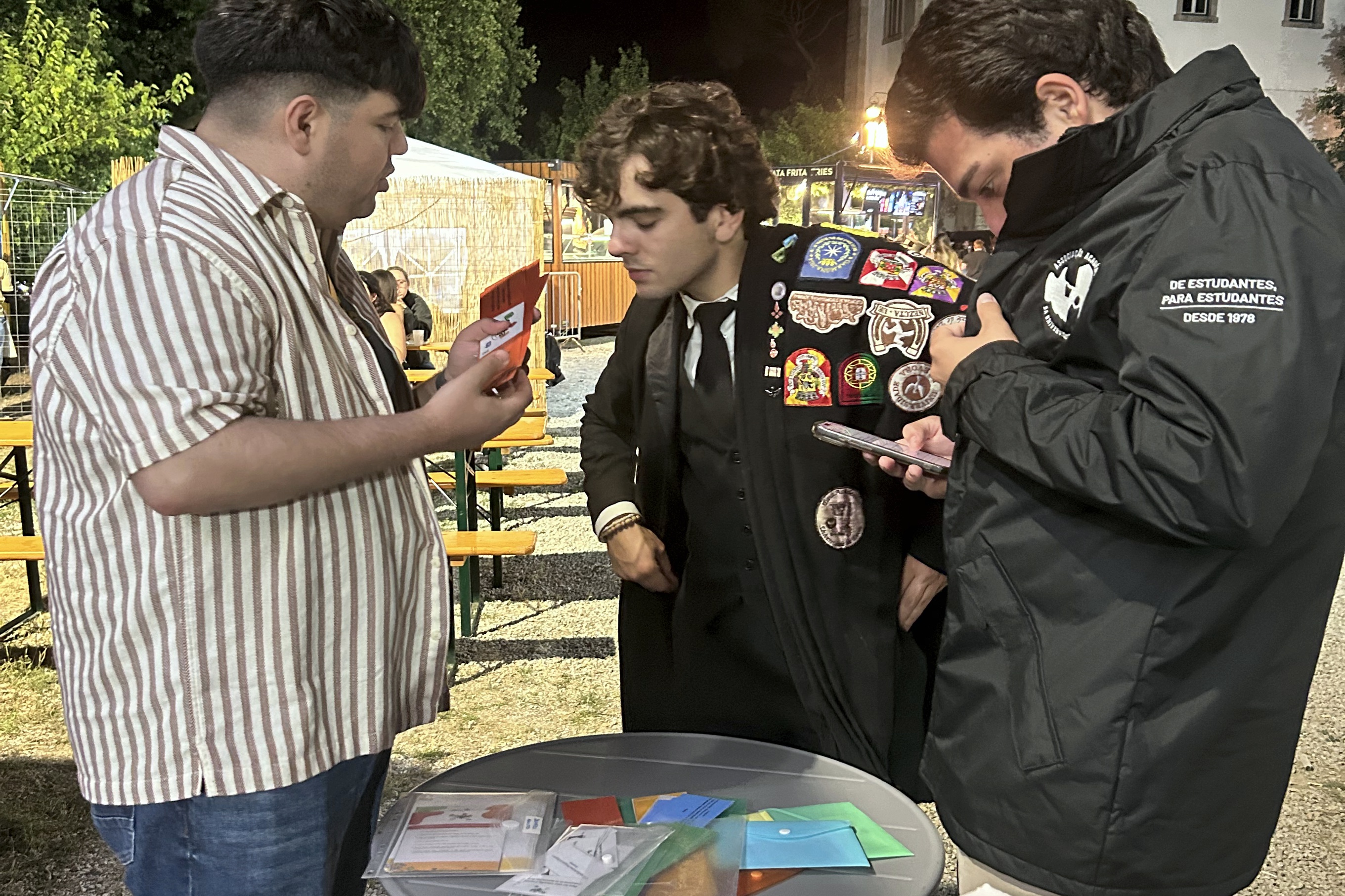 Jovens a participar nas atividades IPDJ, dinamizadas pelo profissional de saúde do Programa Cuida-te, enfermeiro Ulisses Mendes.