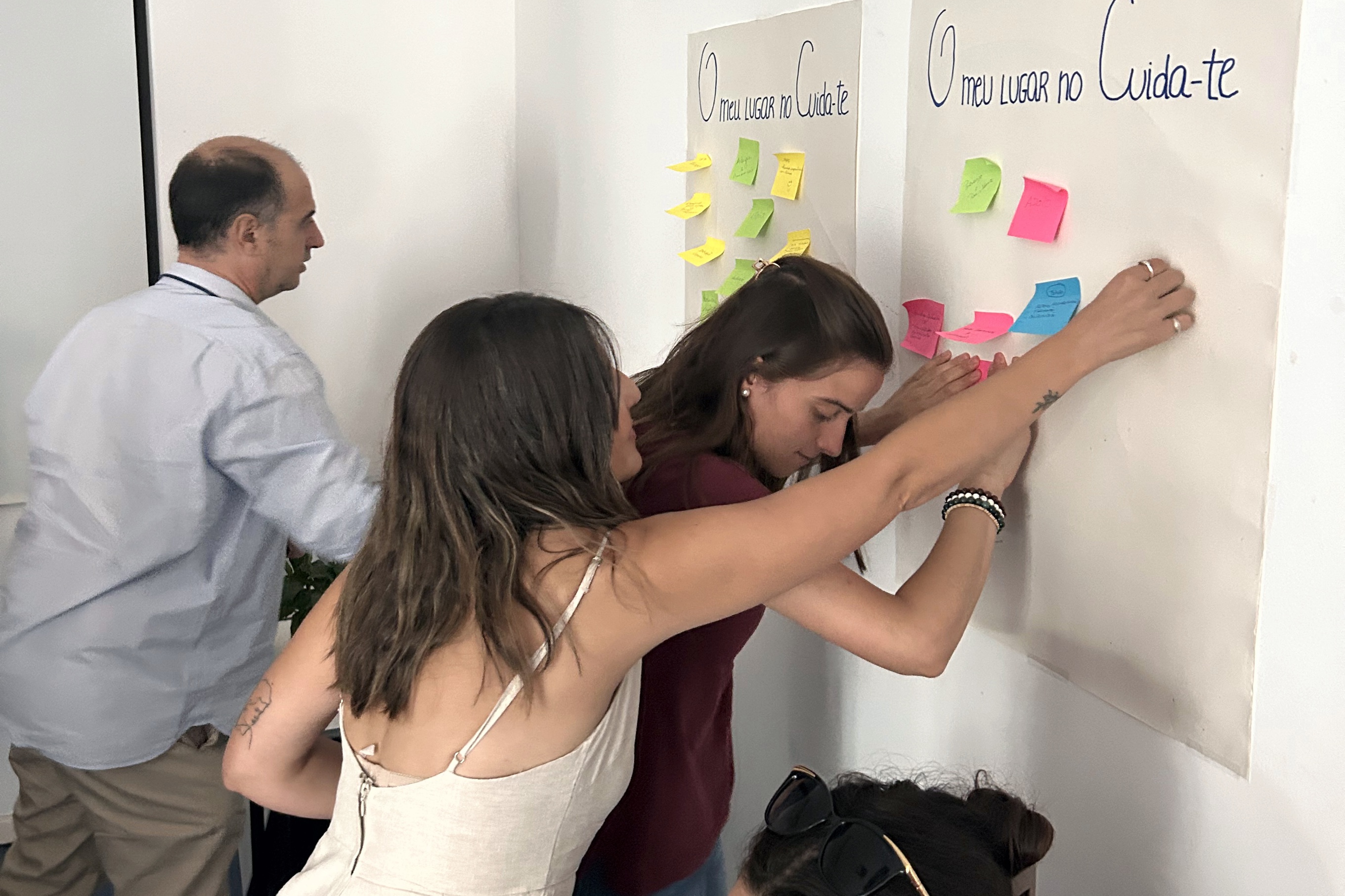 Participantes na realização de uma dinâmica.