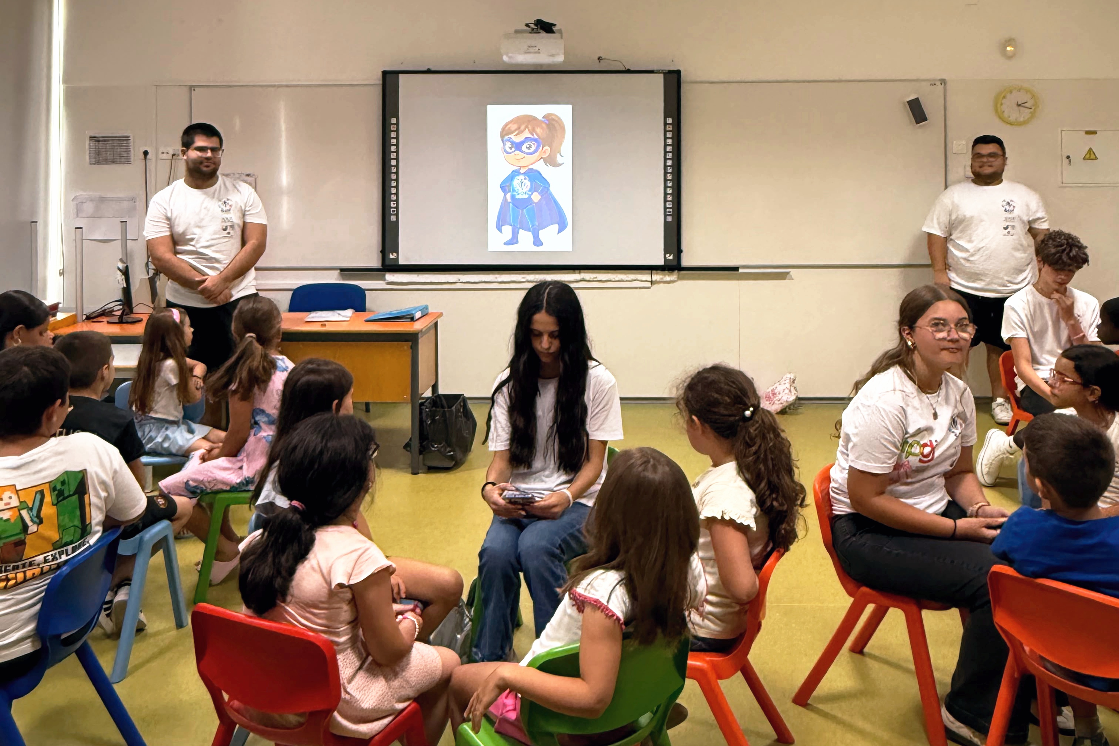 Jovens em sala a participarem no projeto sob a orientação dos jovens voluntário dinamizadores do mesmo.