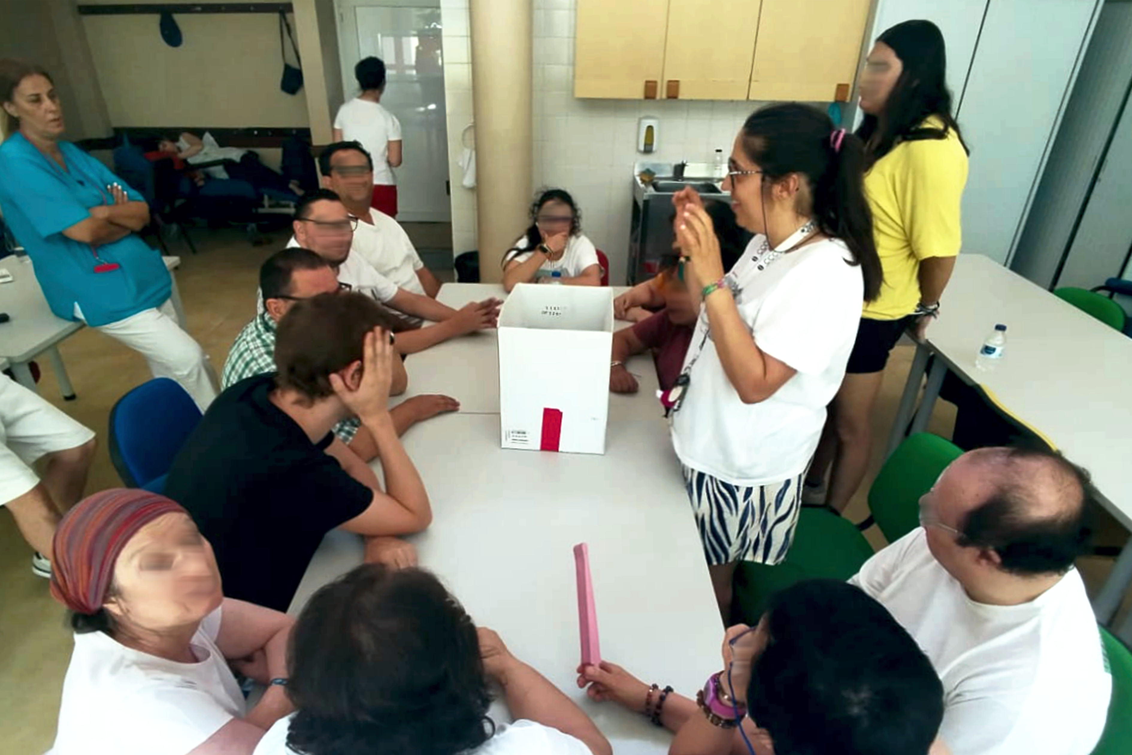 Participantes e dinamizadores em sala durante a atividade.
