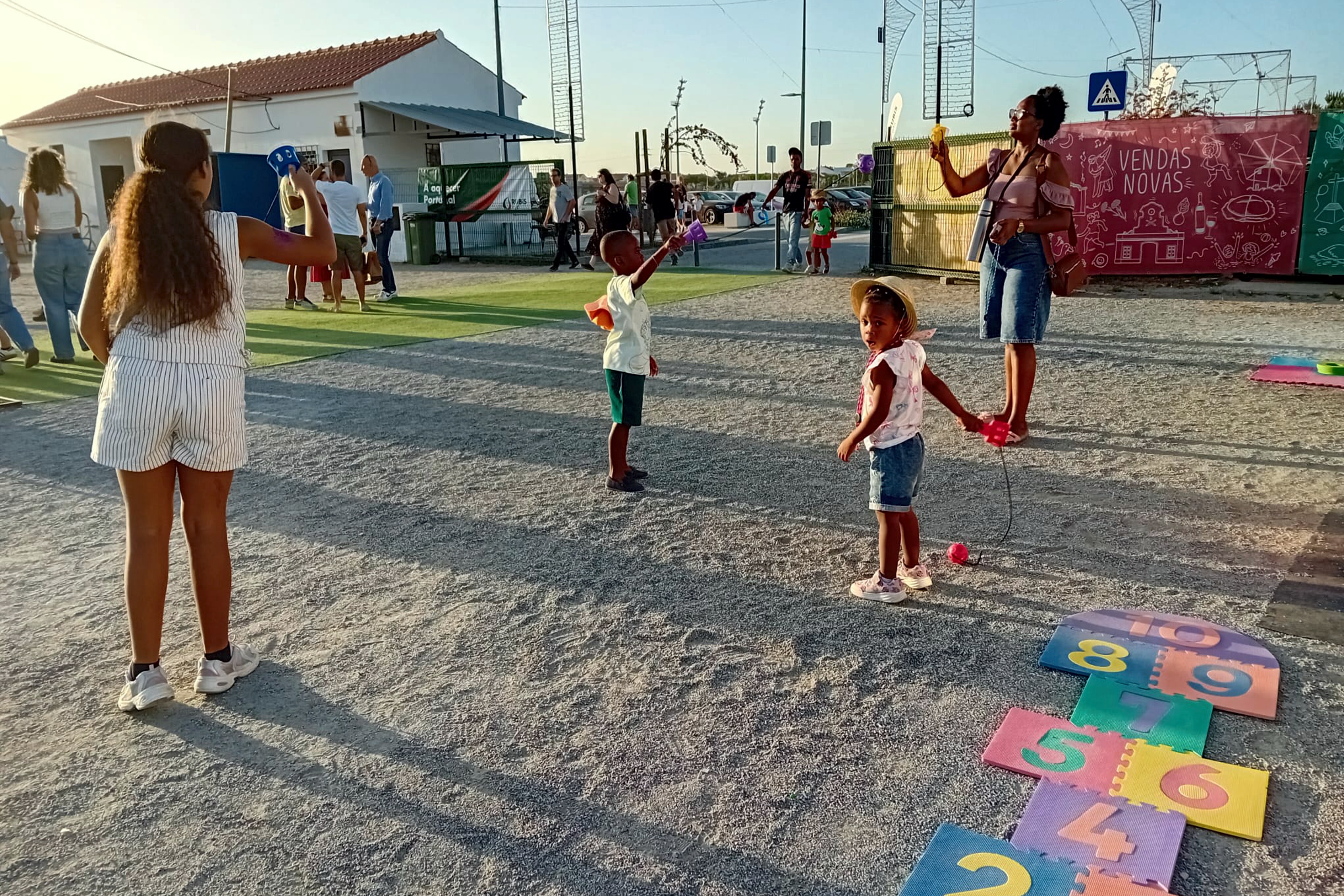 Crianças e jovens a participarem nas dinâmicas IPDJ.