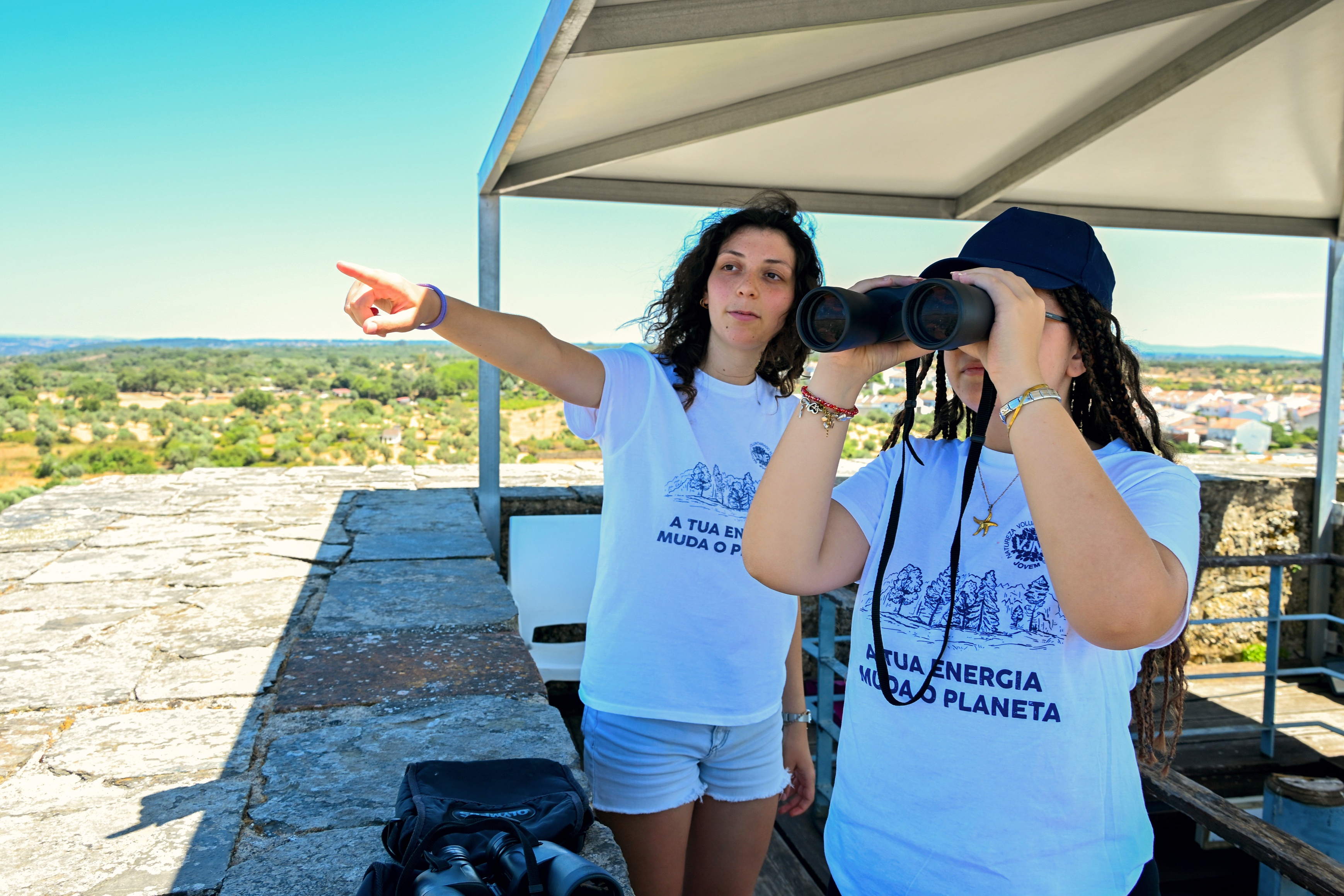 Duas jovens voluntárias na Torre da Porta de Montalvão, a realizarem a vigilância fixa no posto de vigia.