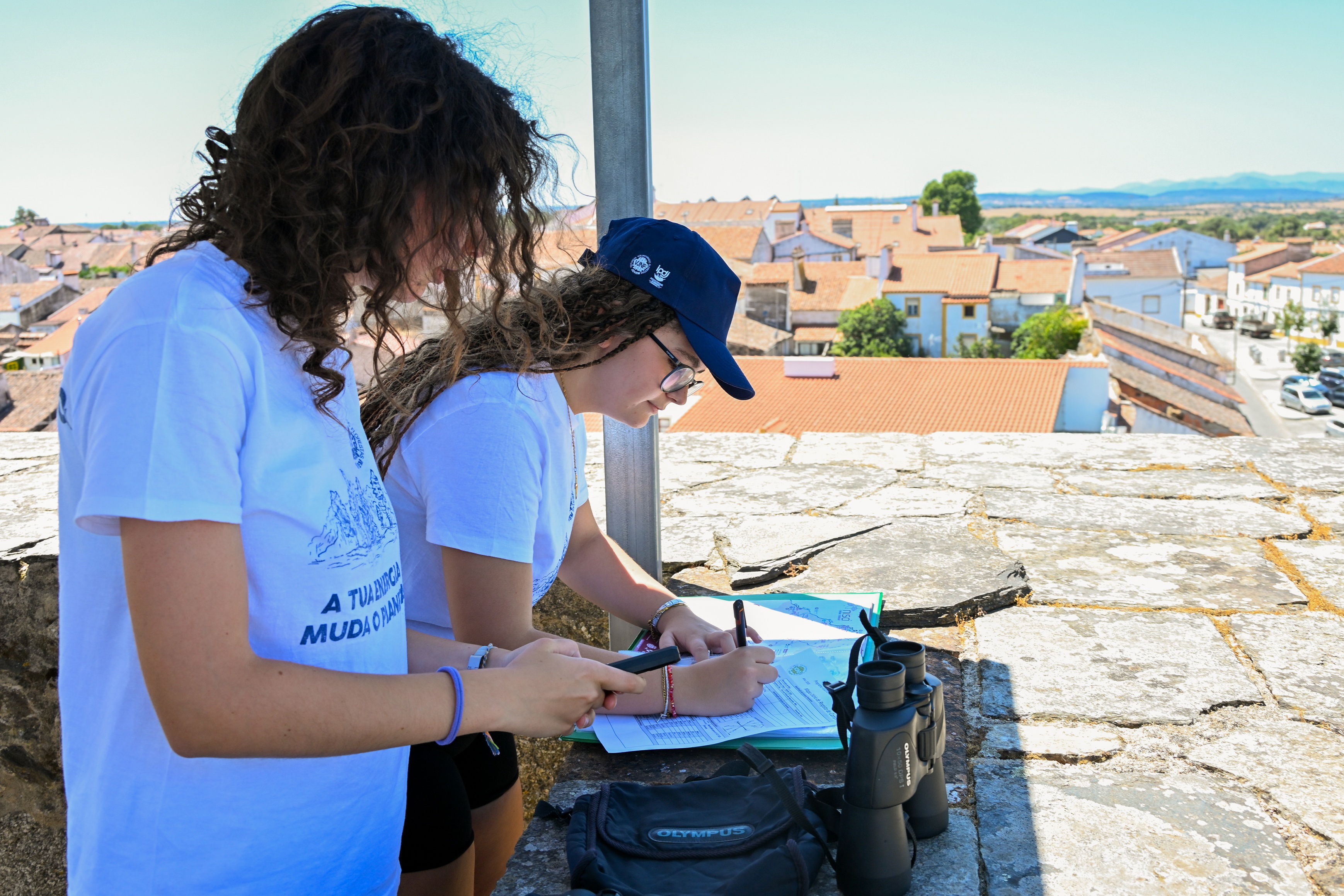 Duas jovens voluntárias em funções na Torre da Porta de Montalvão (posto de vigia).