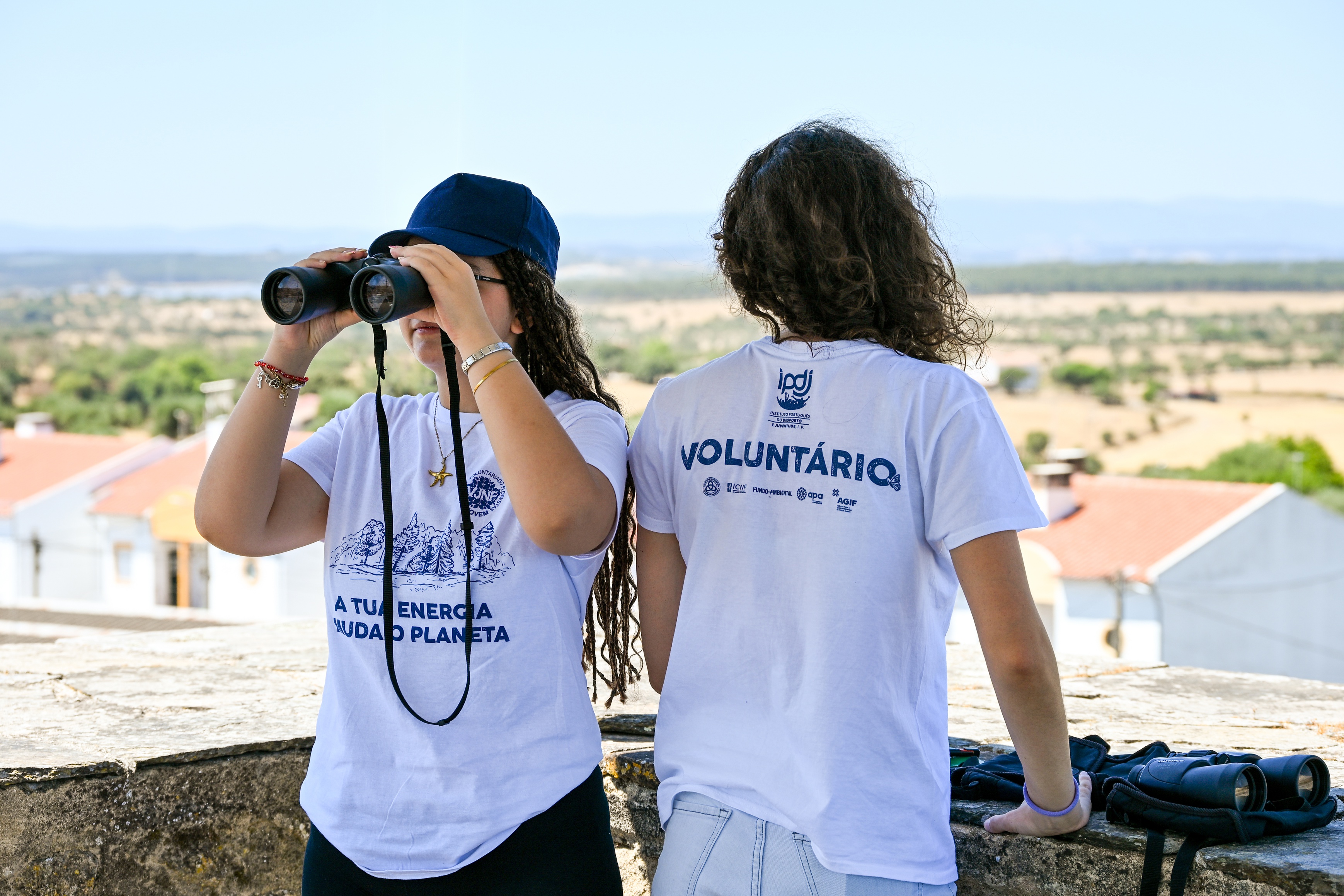 Duas jovens voluntárias em funções na Torre da Porta de Montalvão (posto de vigia).