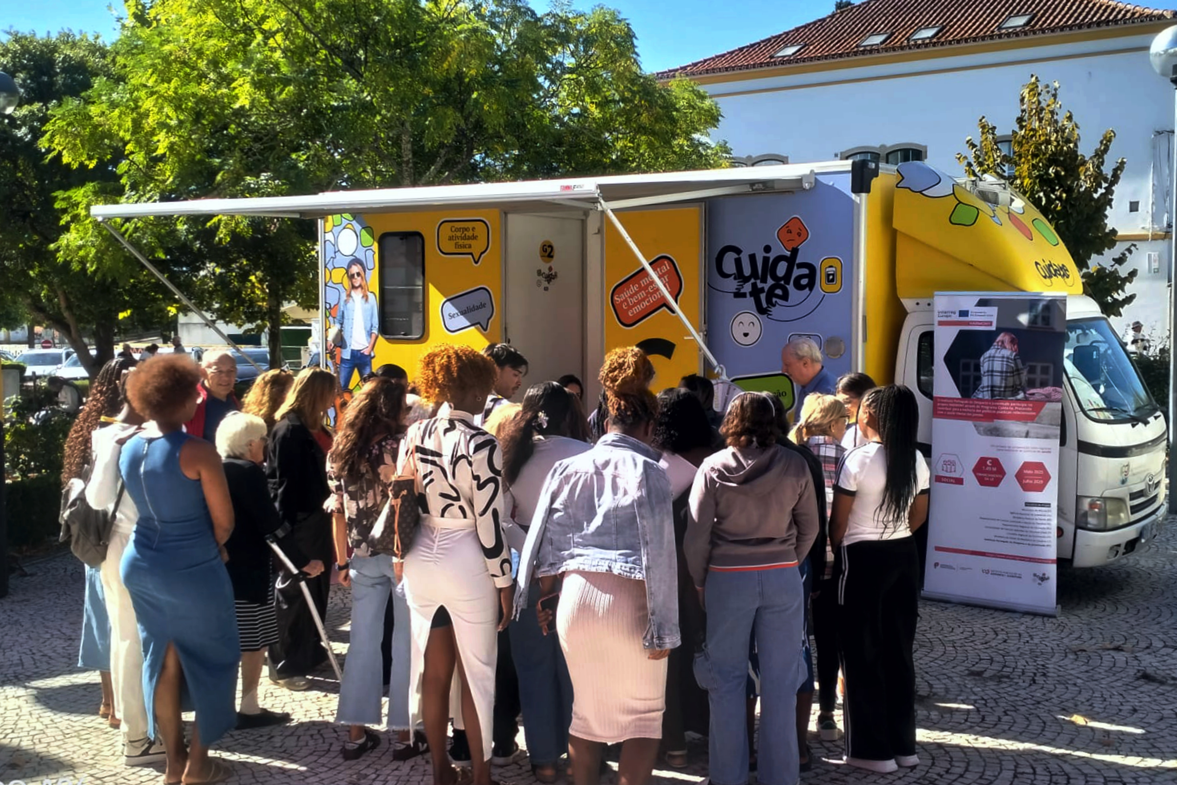 Grupo de jovens junto à Unidade Móvel, a participarem nas dinâmicas do IPDJ, no âmbito do Programa Cuida-te.