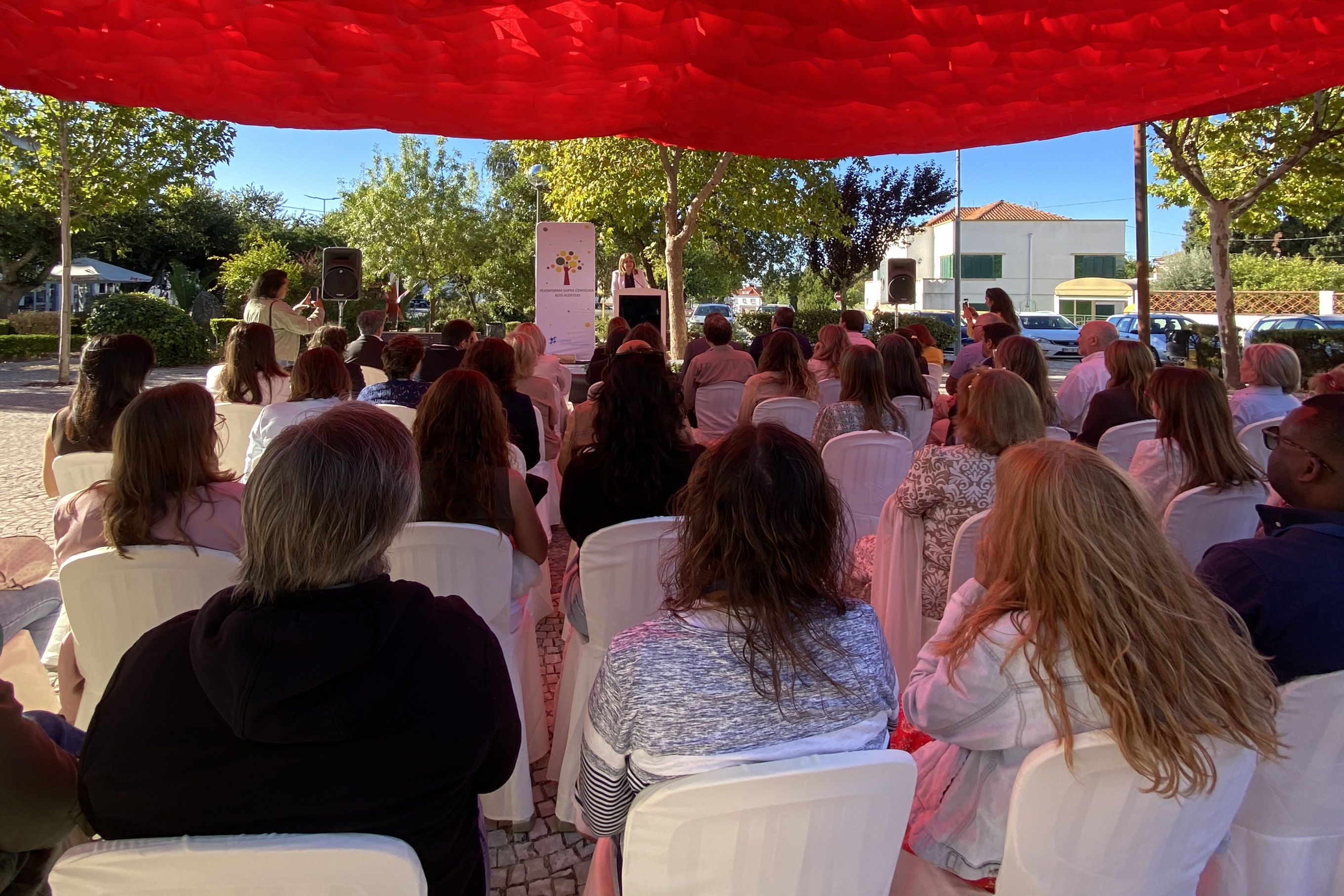 Participantes numa das sessões do Fórum sobre a saúde mental do Alto Alentejo, realizada ao ar livre, perto da Unidade Móvel Cuida-te.