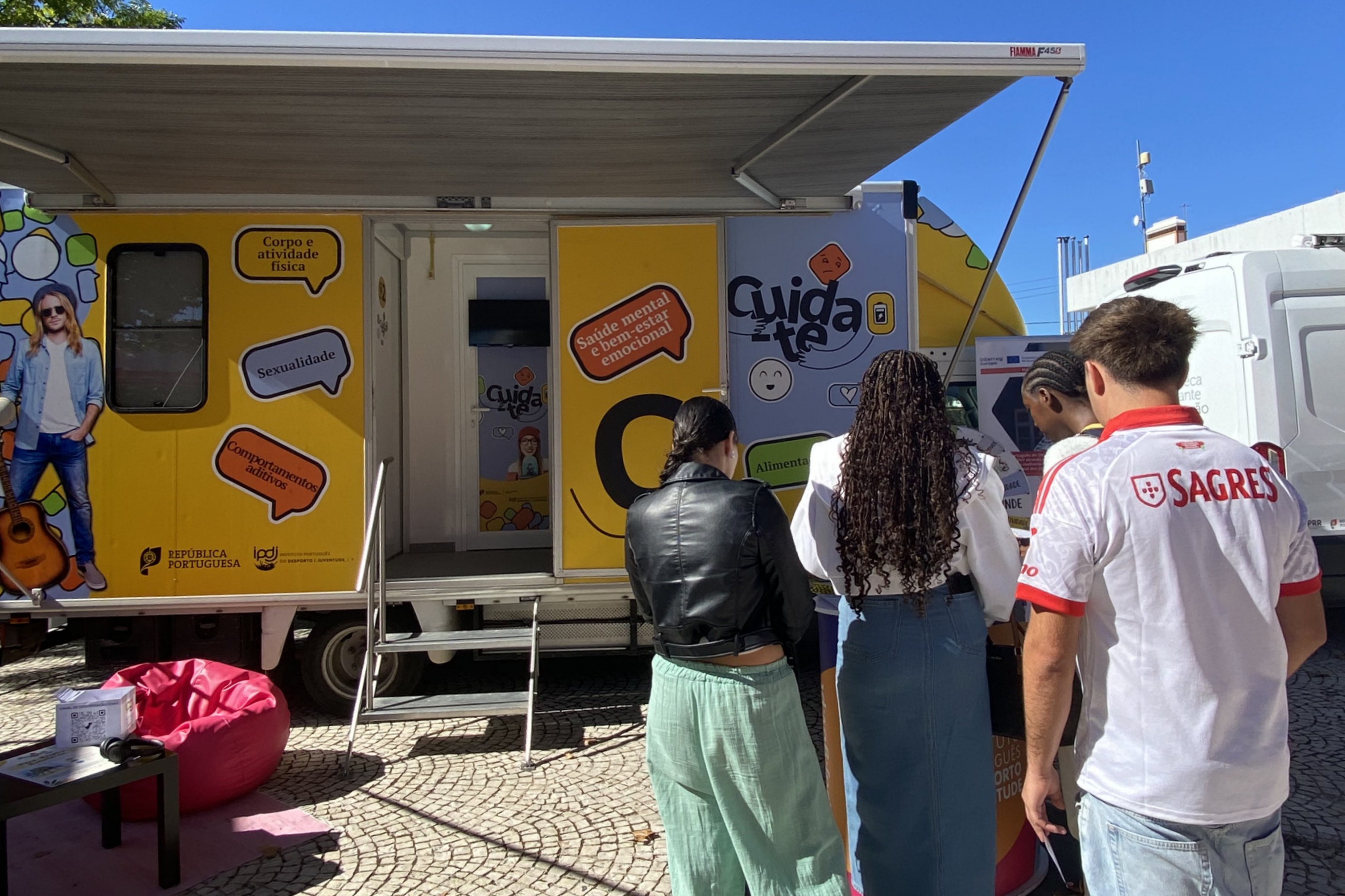 Jovens junto à Unidade Móvel, a participarem nas dinâmicas do IPDJ, no âmbito do Programa Cuida-te.