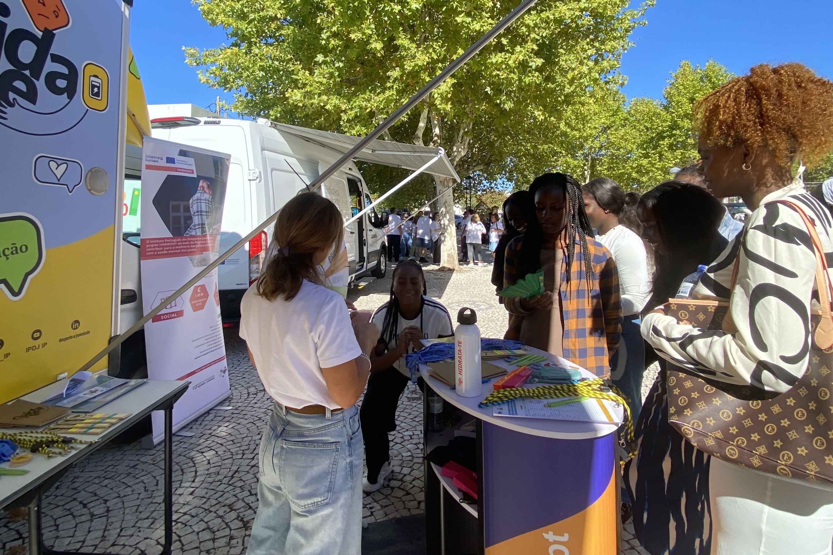 Jovens junto à Unidade Móvel, a participarem nas dinâmicas do IPDJ, no âmbito do Programa Cuida-te.